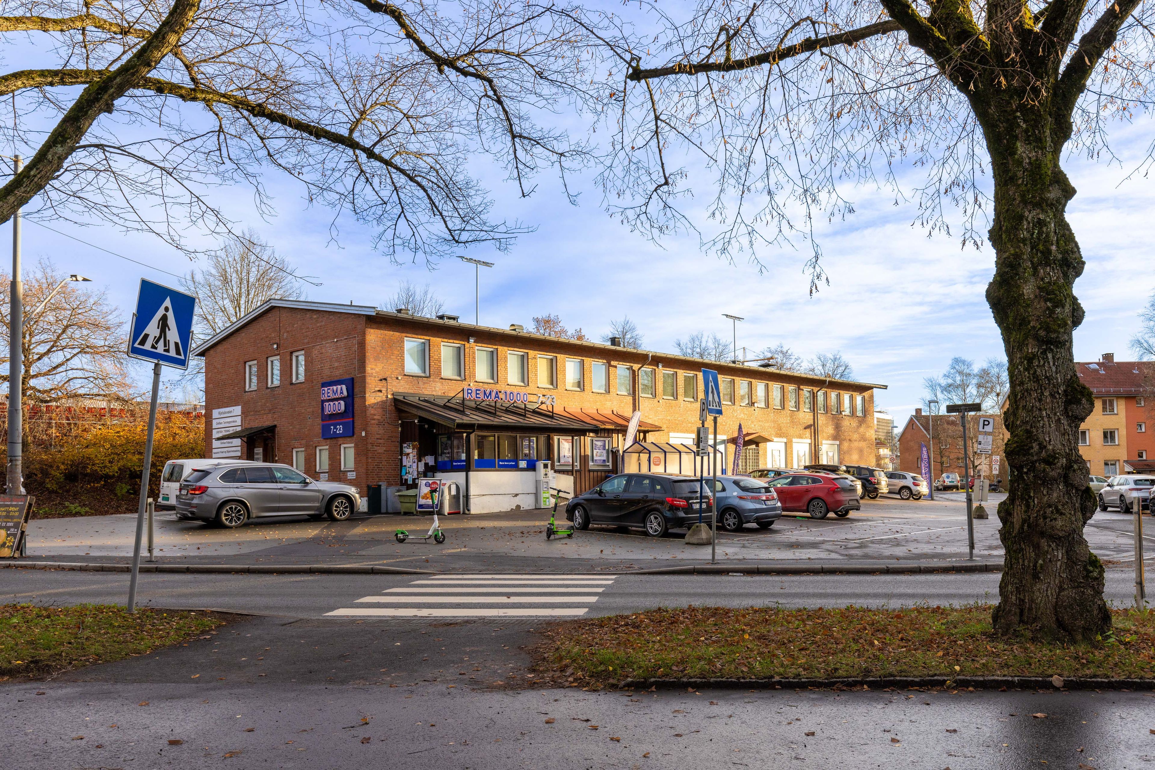 Foto av fasade og uteområdet til Kjelsåsveien 7.