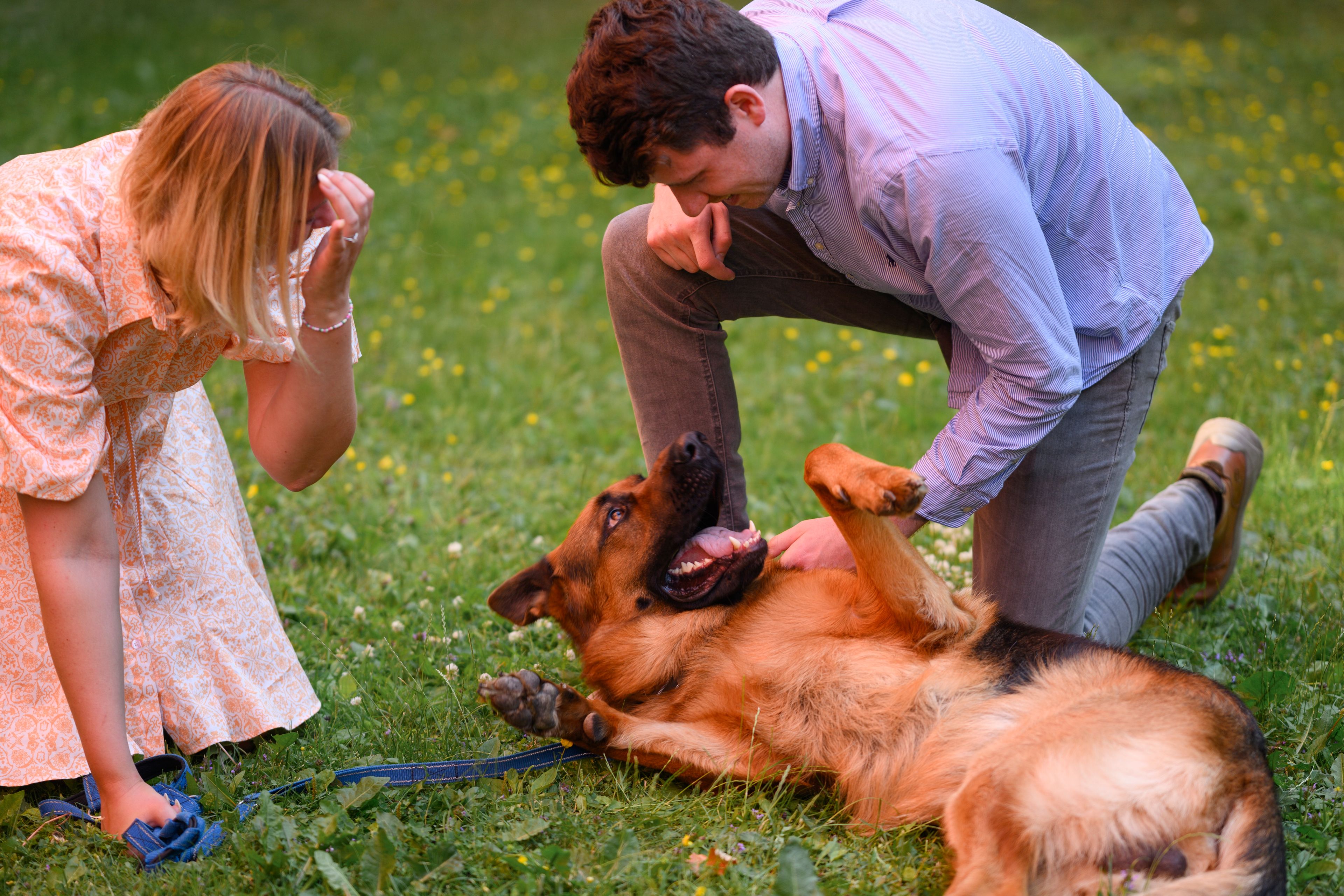 Martine og Jack leker med hunden sin på en sommerdag.