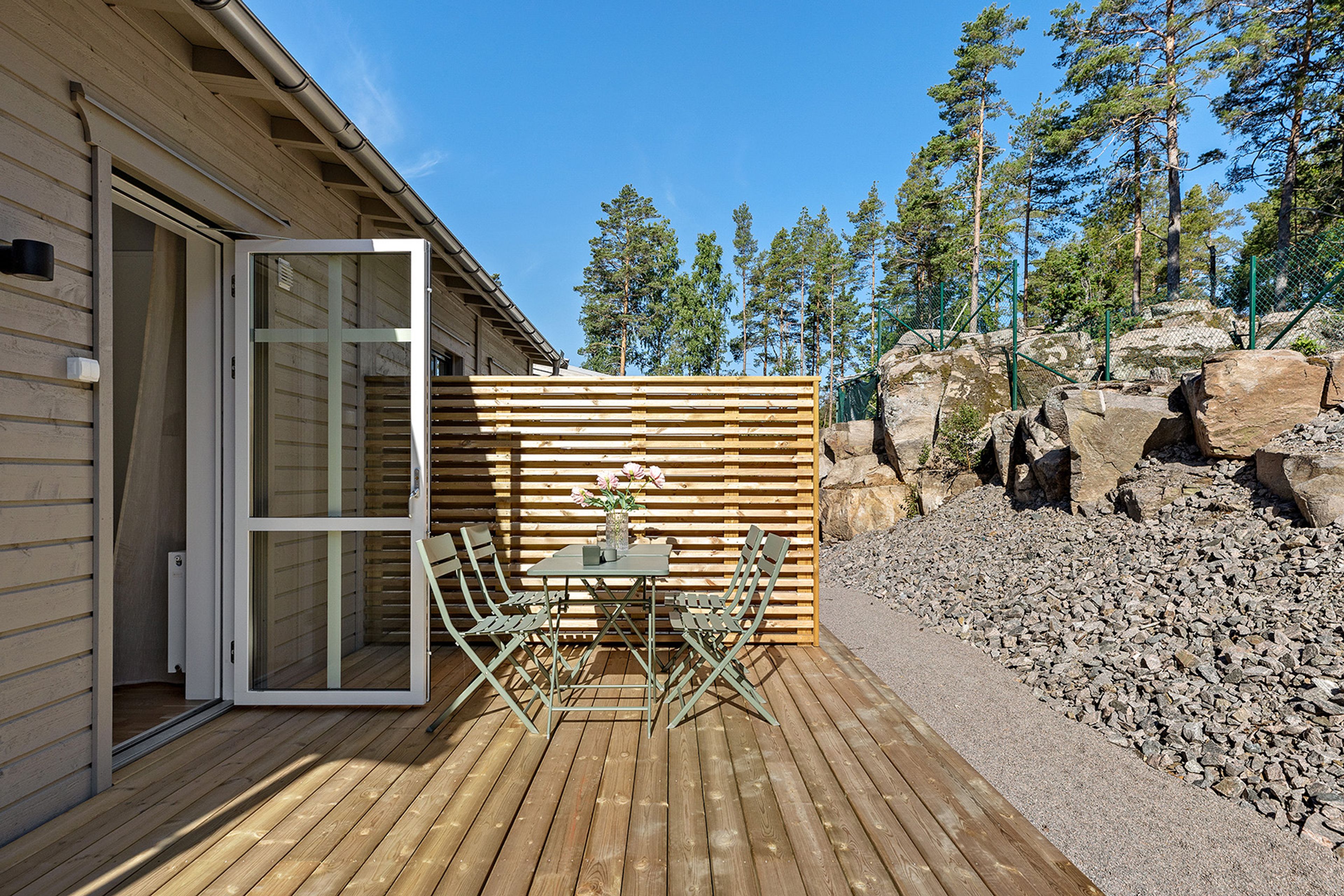 Baksida med terrass i Vinternatt