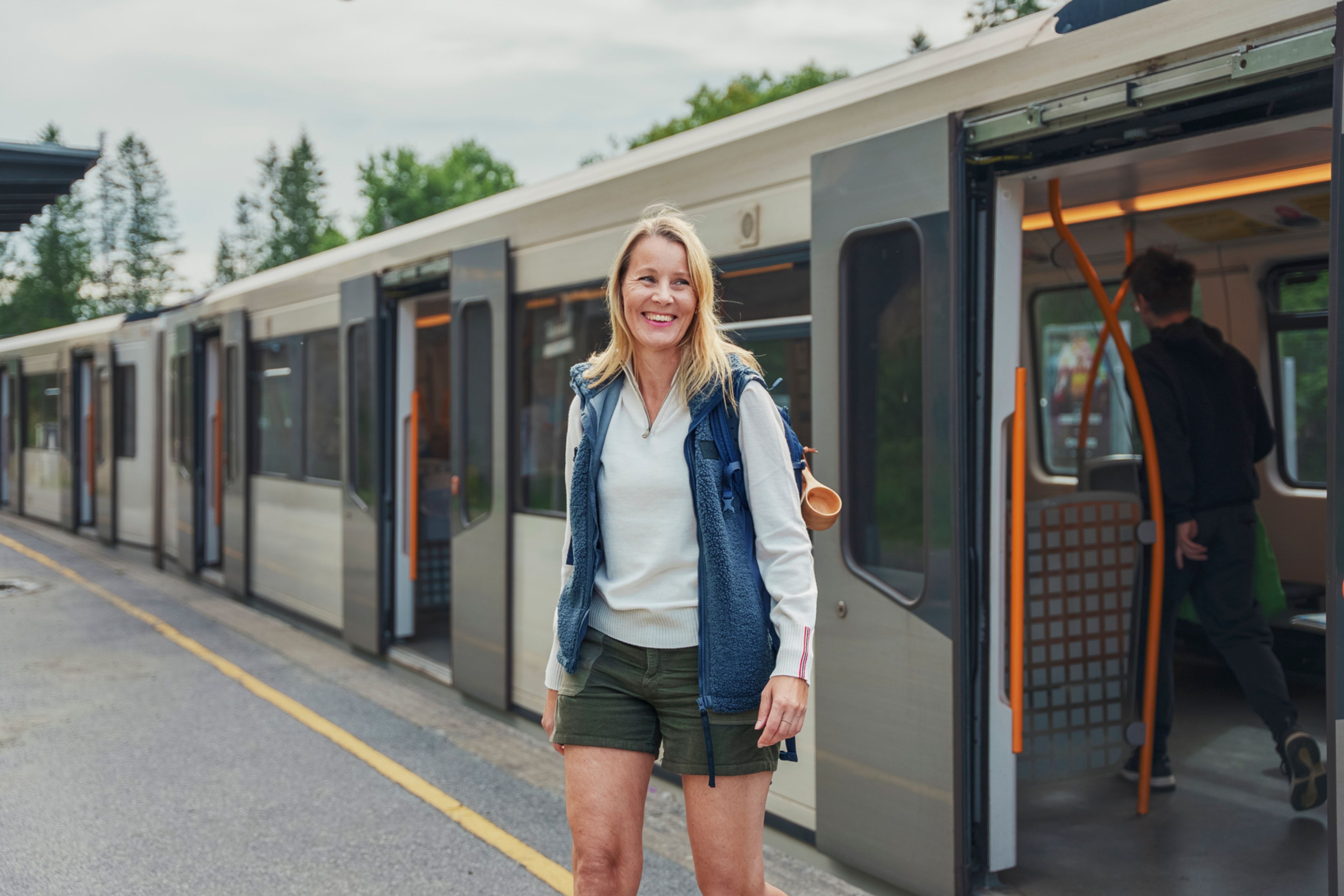 Nina Kindt foran en tbanevogn på Voksenkollen T-banestasjon