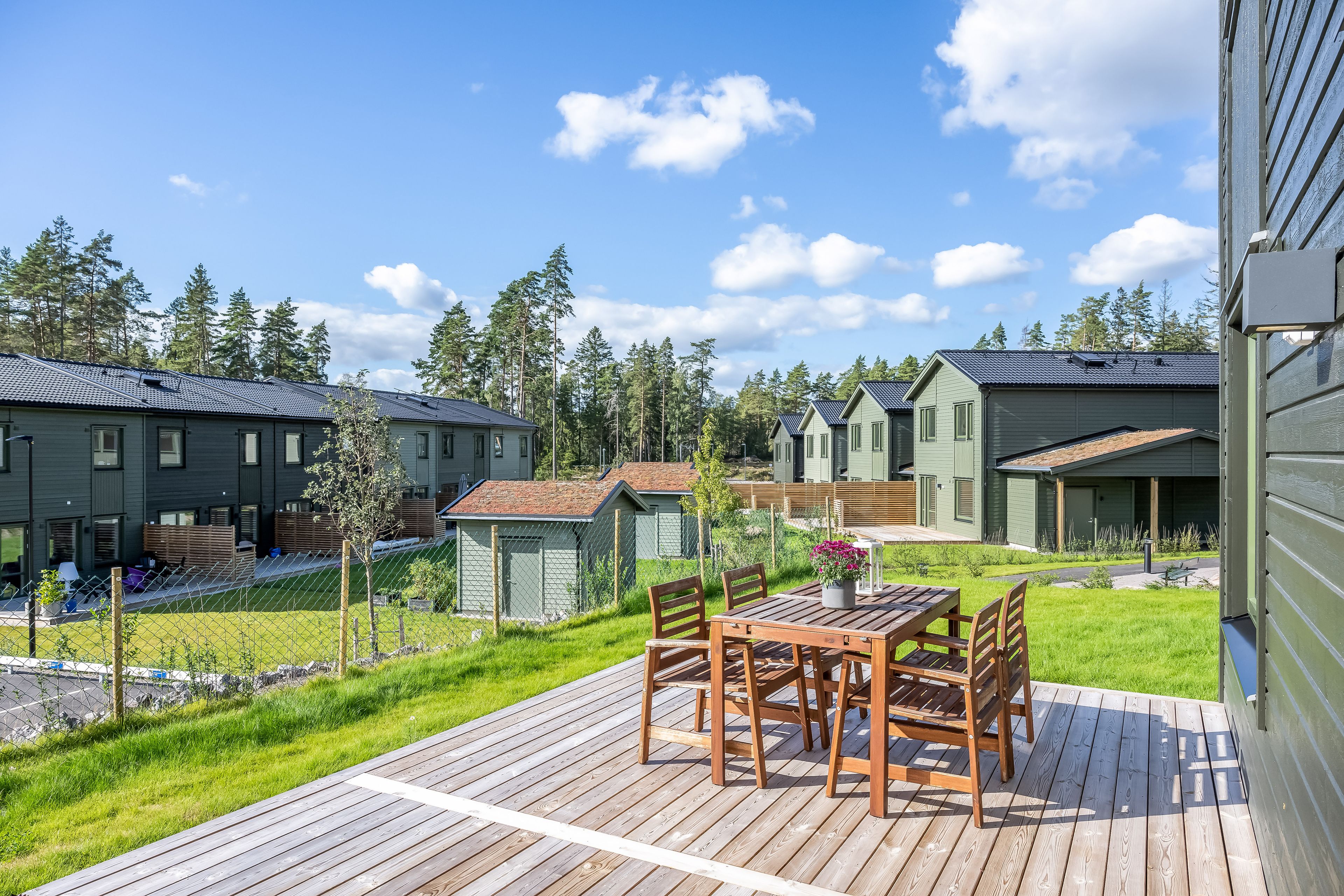 Foto på altan och trädgård