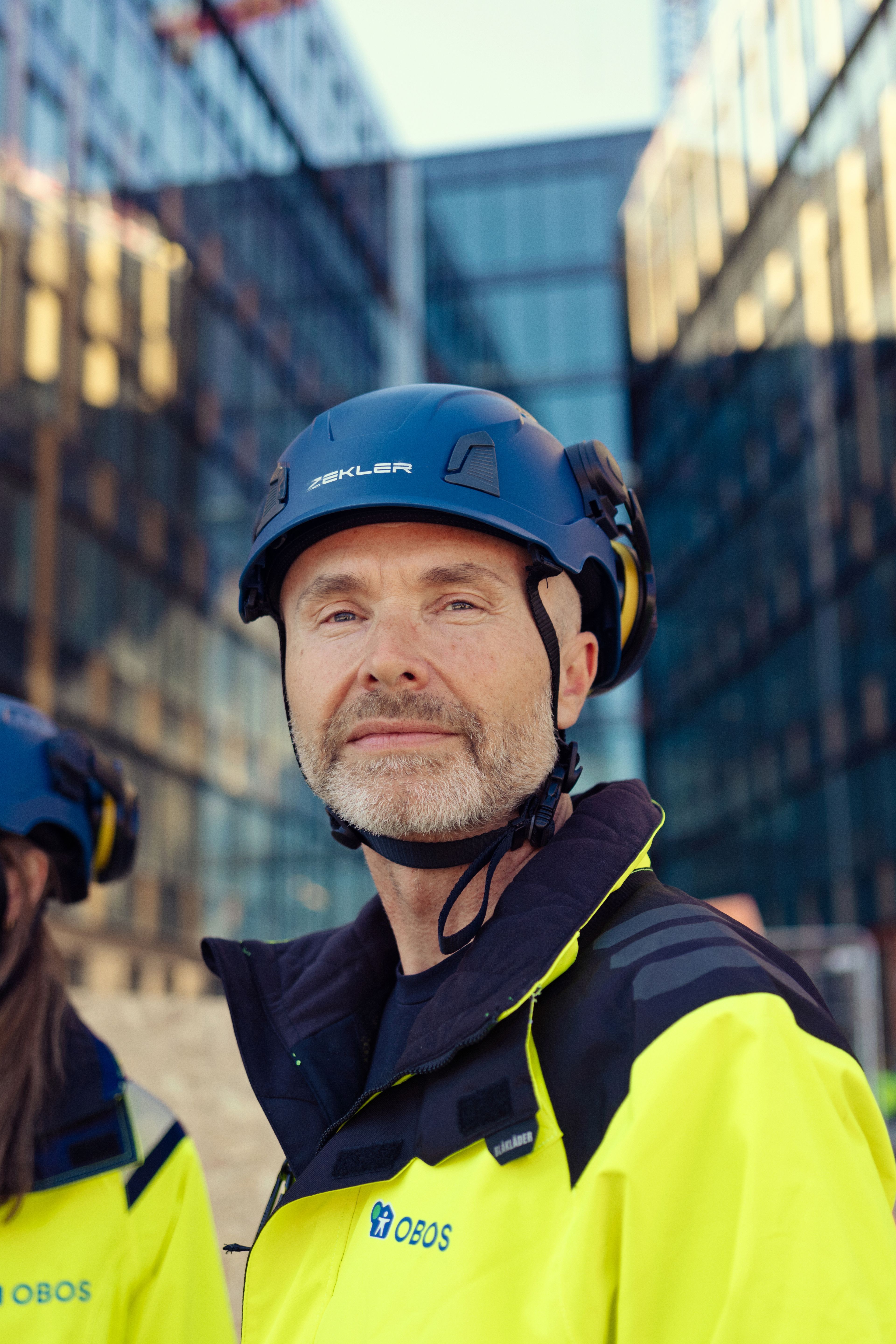 Erlend Ullestad med hjelm og arbeidsjakke foran Construction City