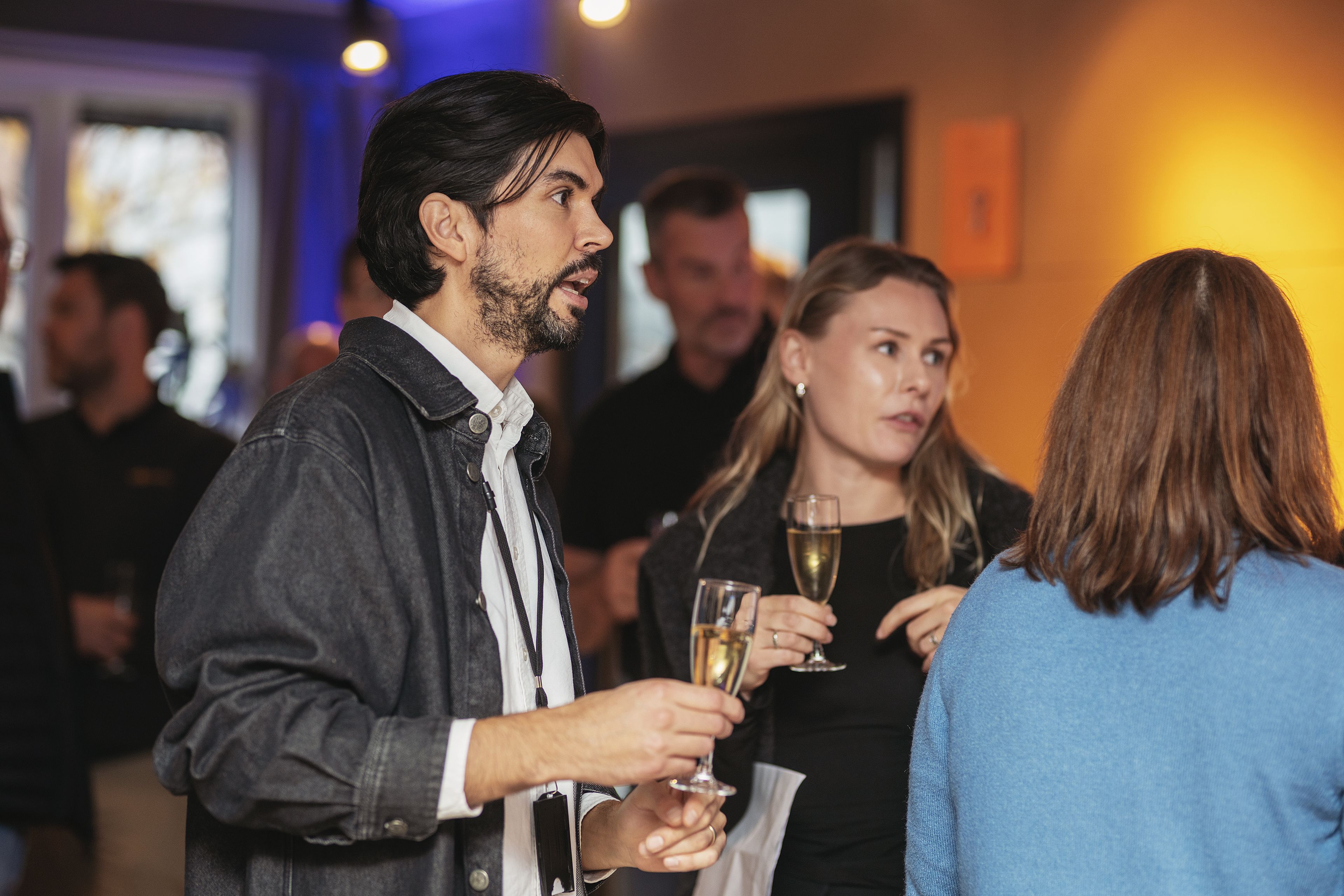 Mennesker som snakker sammen på lanseringsfesten.
