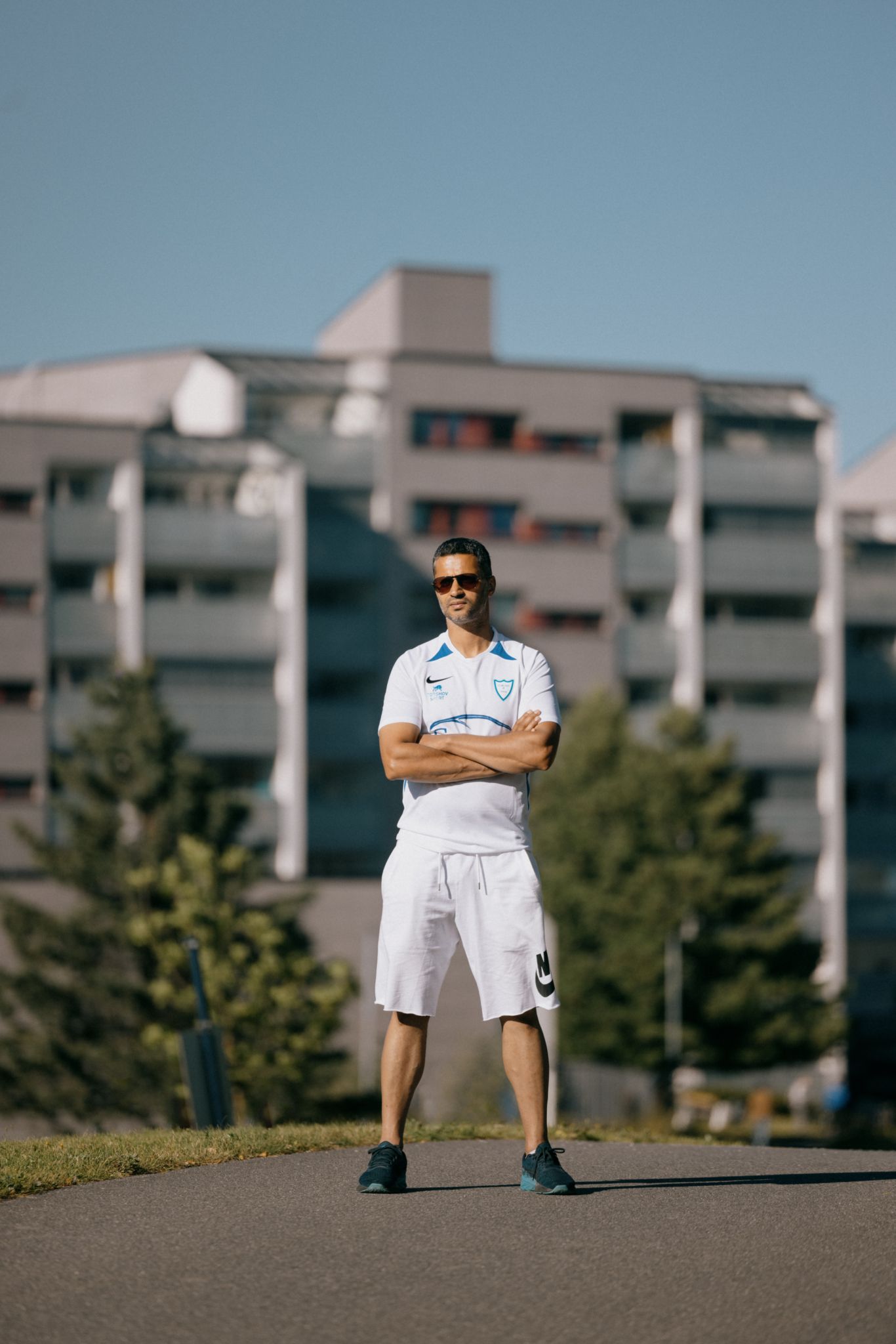 Portrett av Ghulam Abbas foran blokker på Furuset.