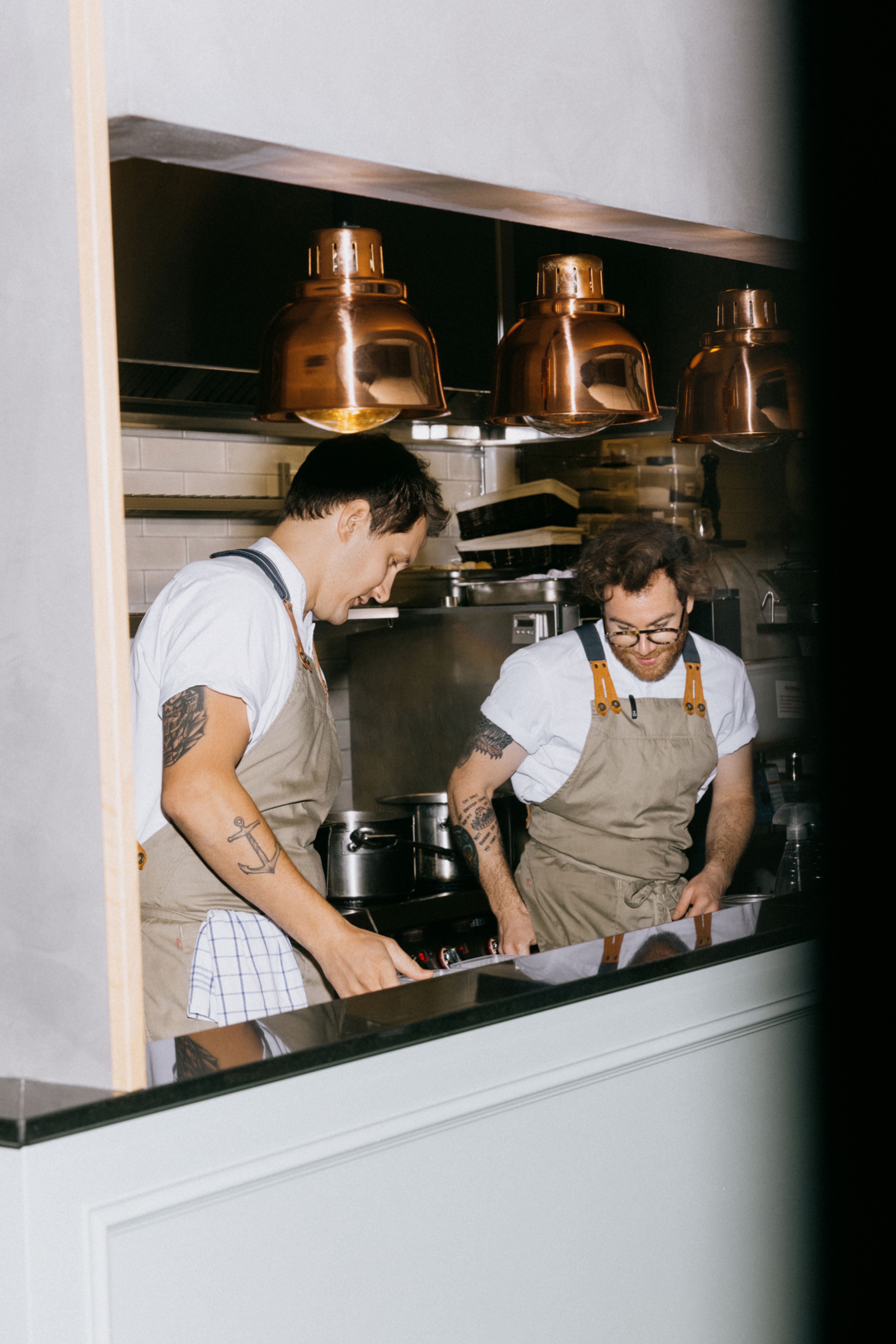Bildet viser Ravneberg på restaurantkjøkkenet med en kollega.