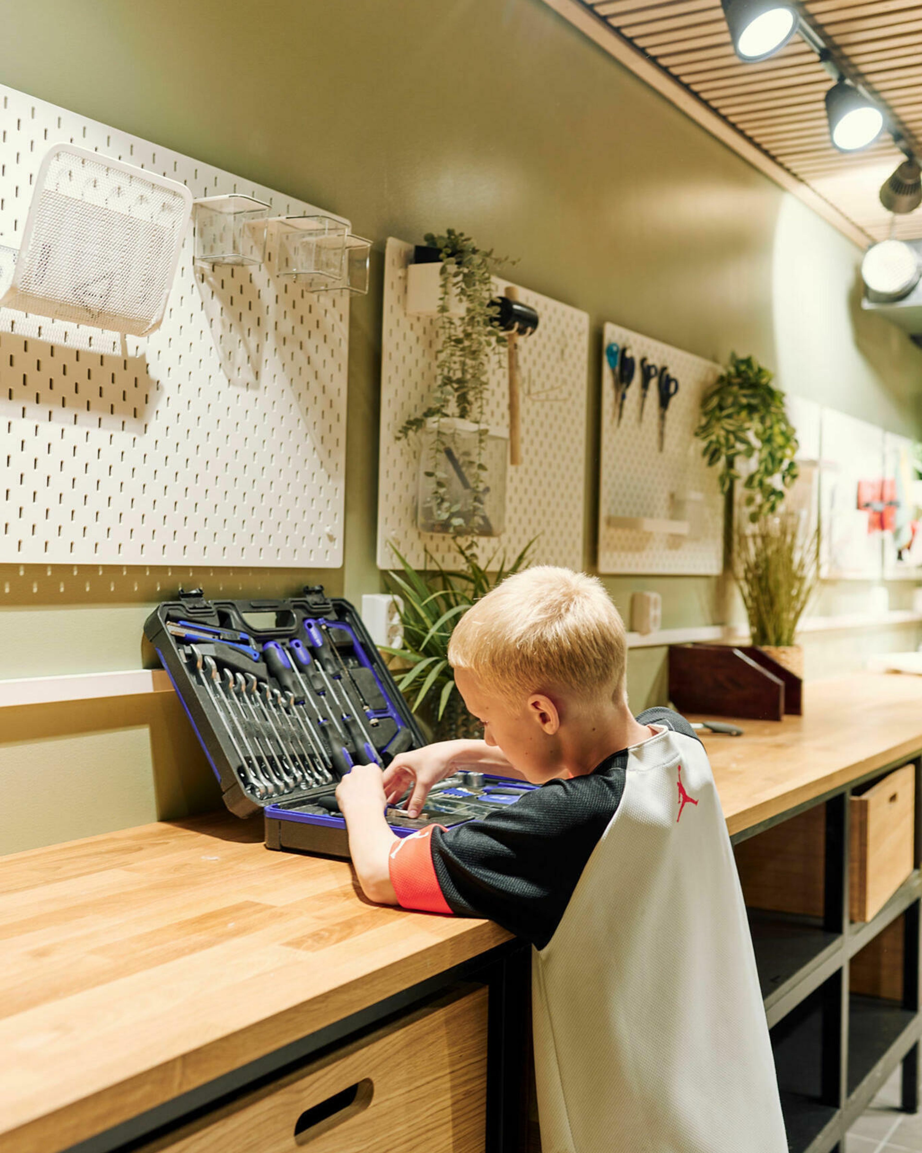 Noa i hobbyrommet i Løren botaniske