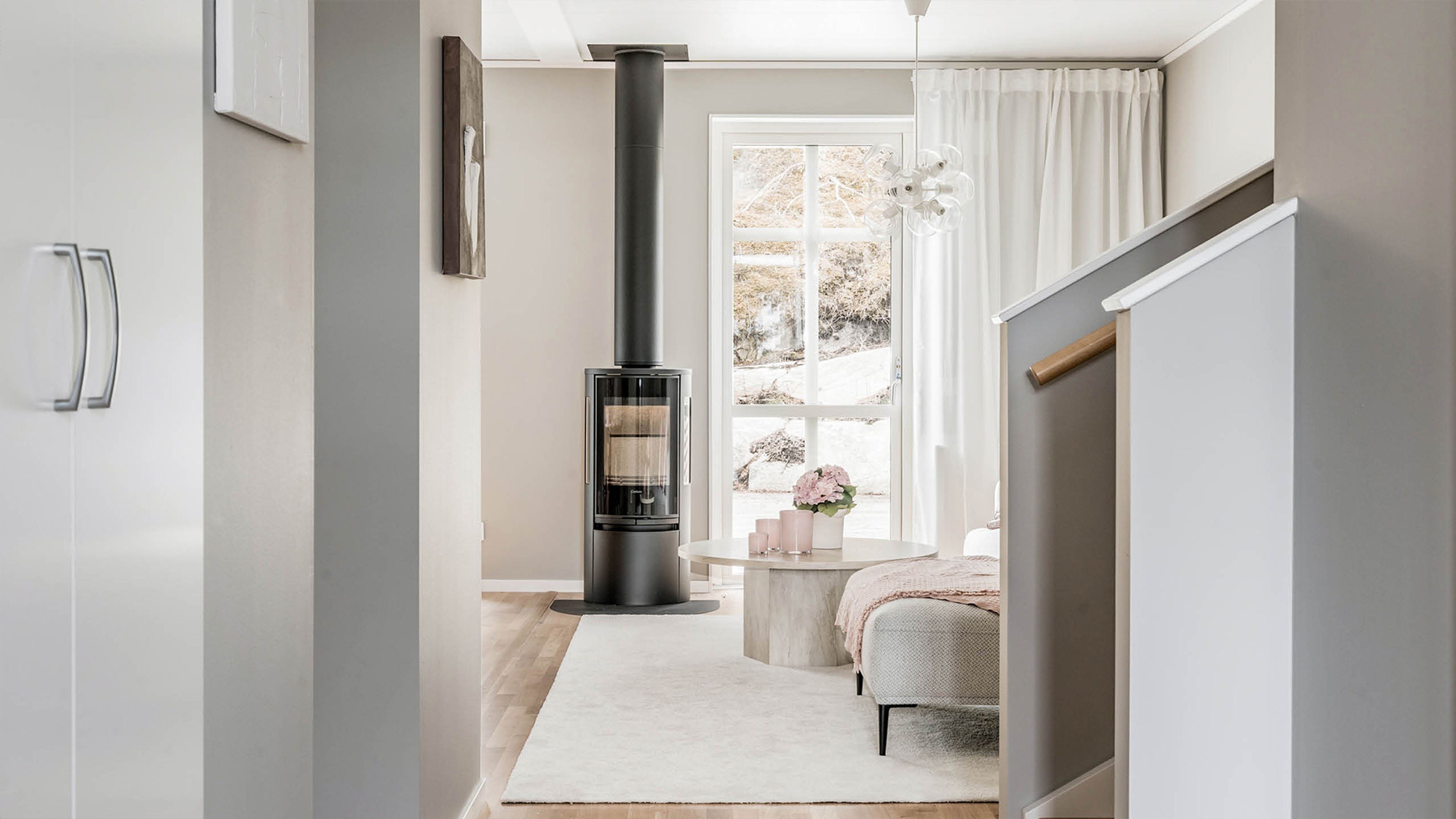Bild: Kamin i vardagsrummet skapar både värme och mysig stämning.