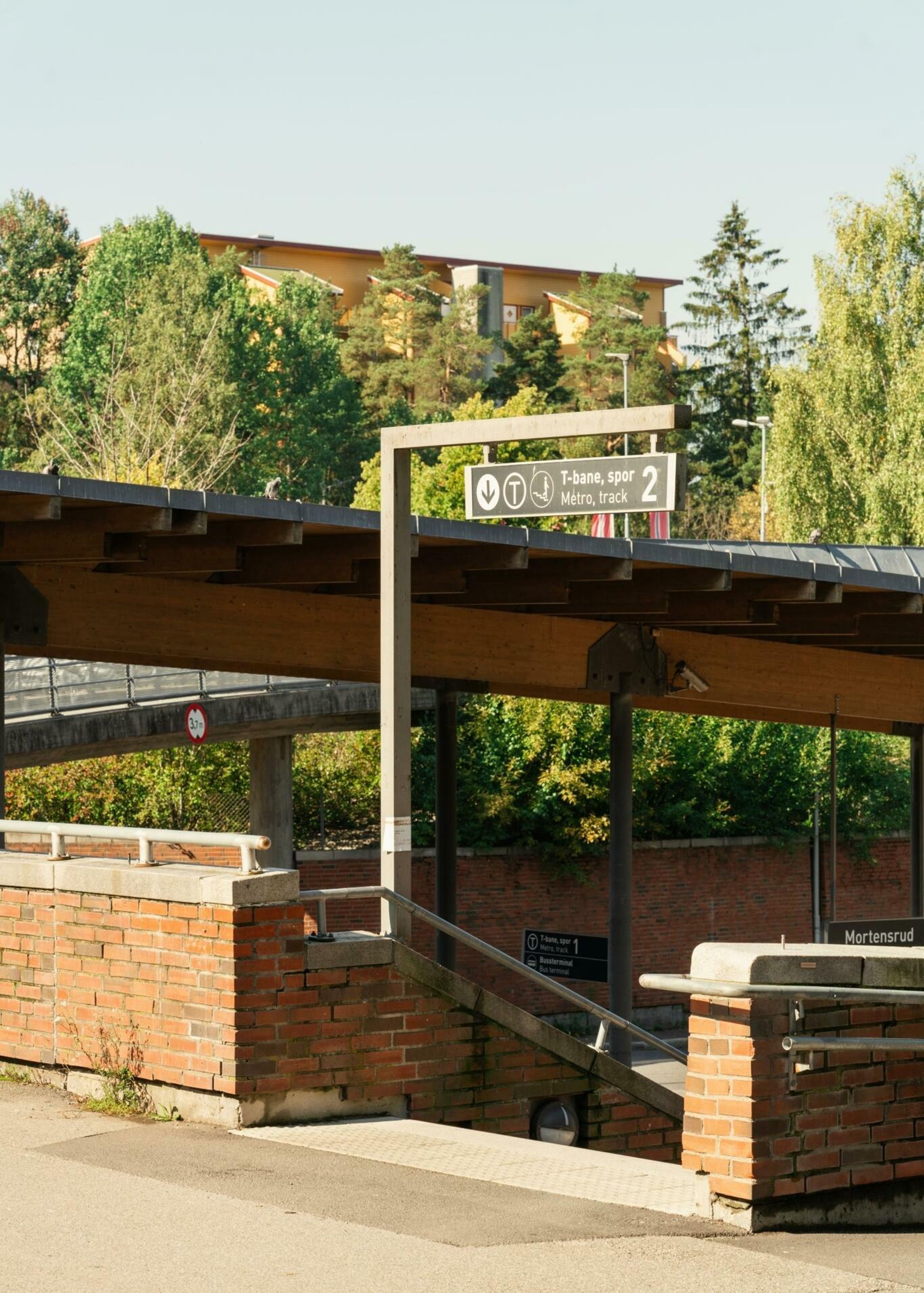 Trapp ned til T-banen på Mortensrud.