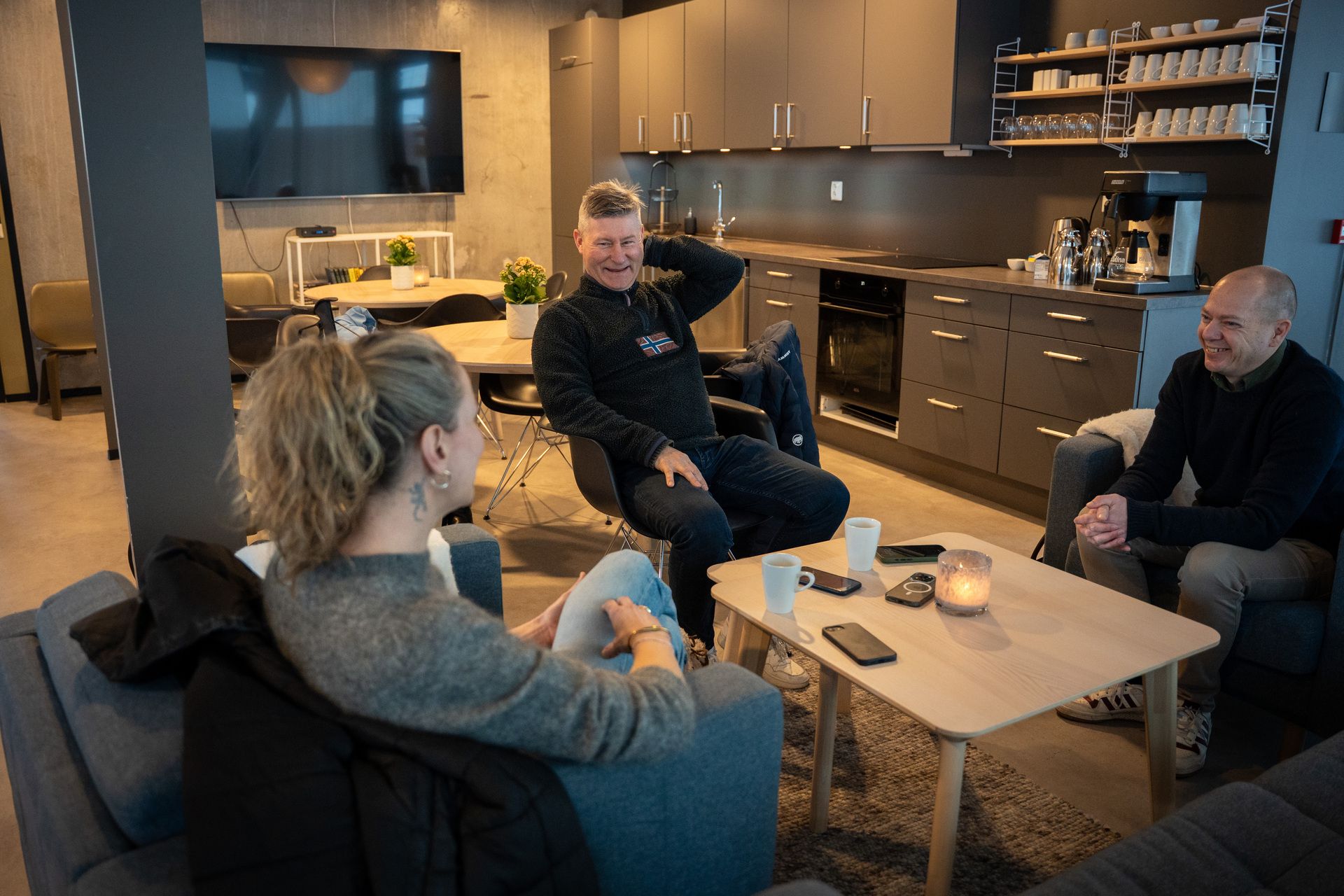 Morten Granhaug i hyggelig samtale med Line Sophie Wegger.