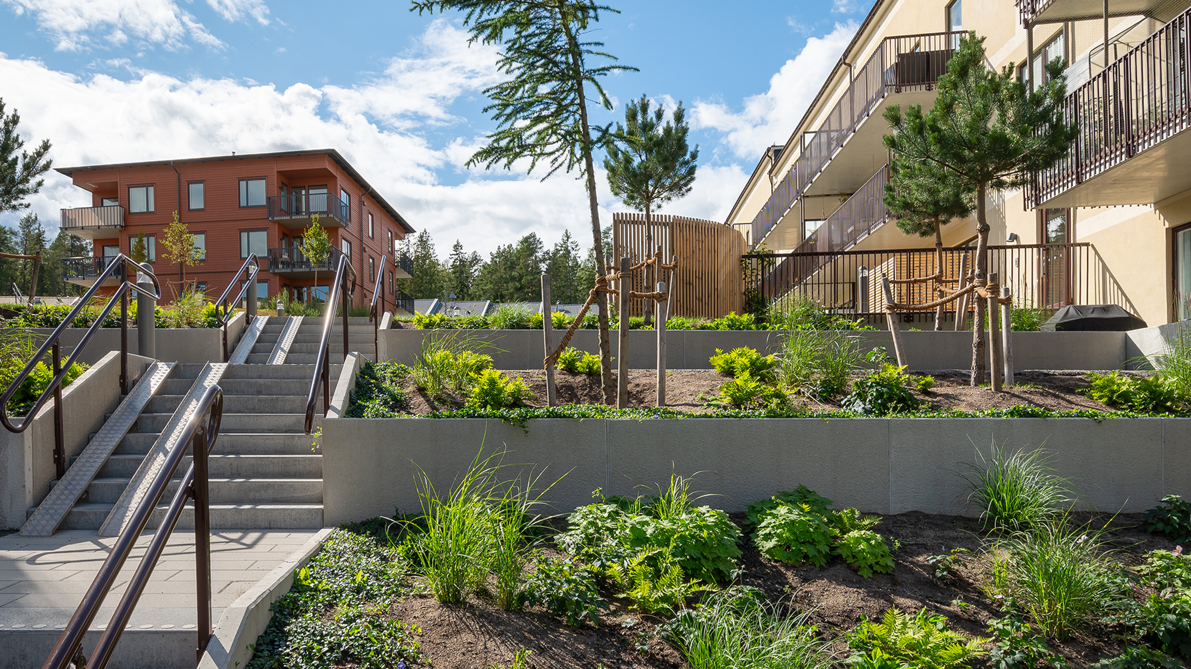 Solig exteriör bild med trappa, från innergården i Brf Vega Garden