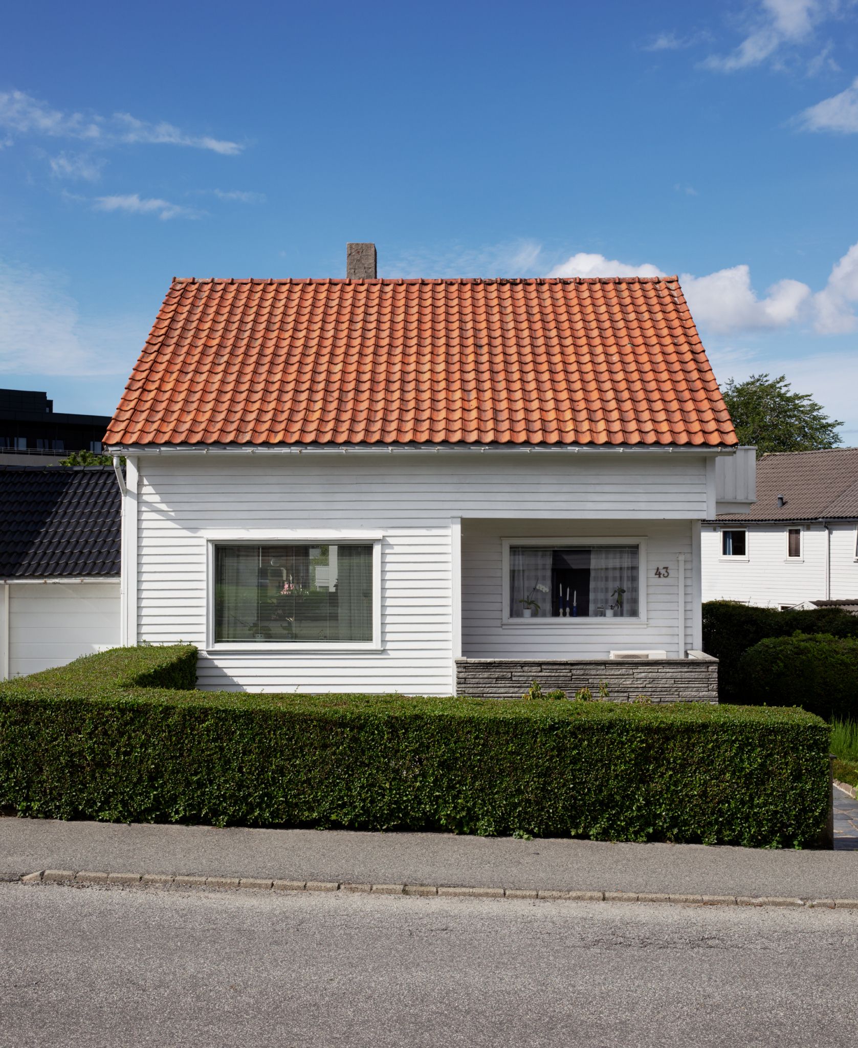 Bildet viser et hvitt Obos Block Watne-hus.