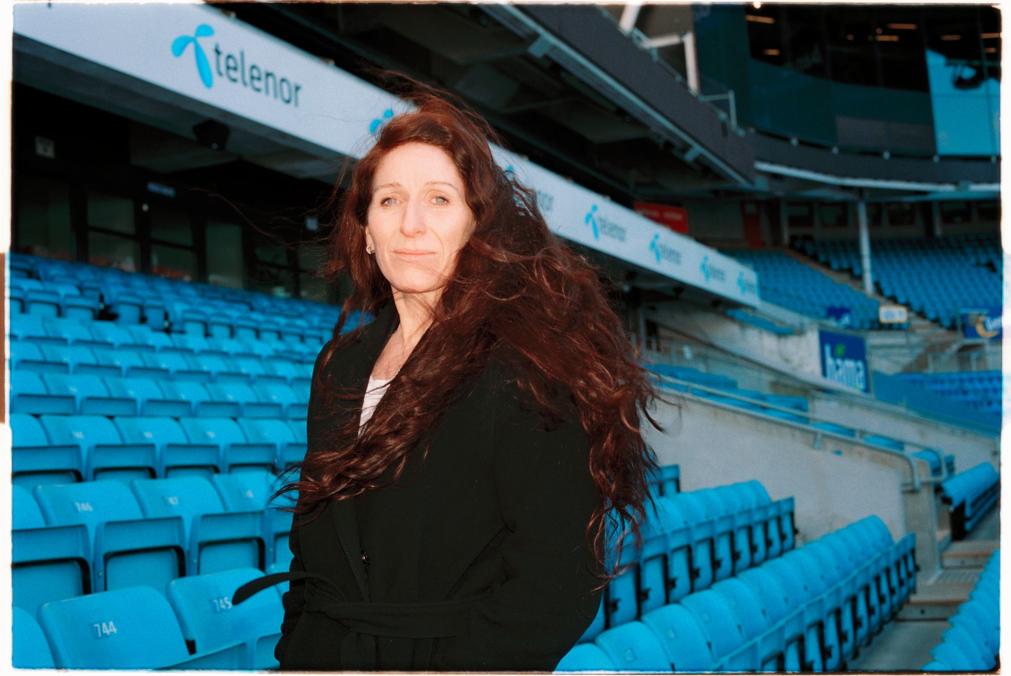 Portrett av Lise Klaveness på en av tribunene på Ullevaal Stadion.