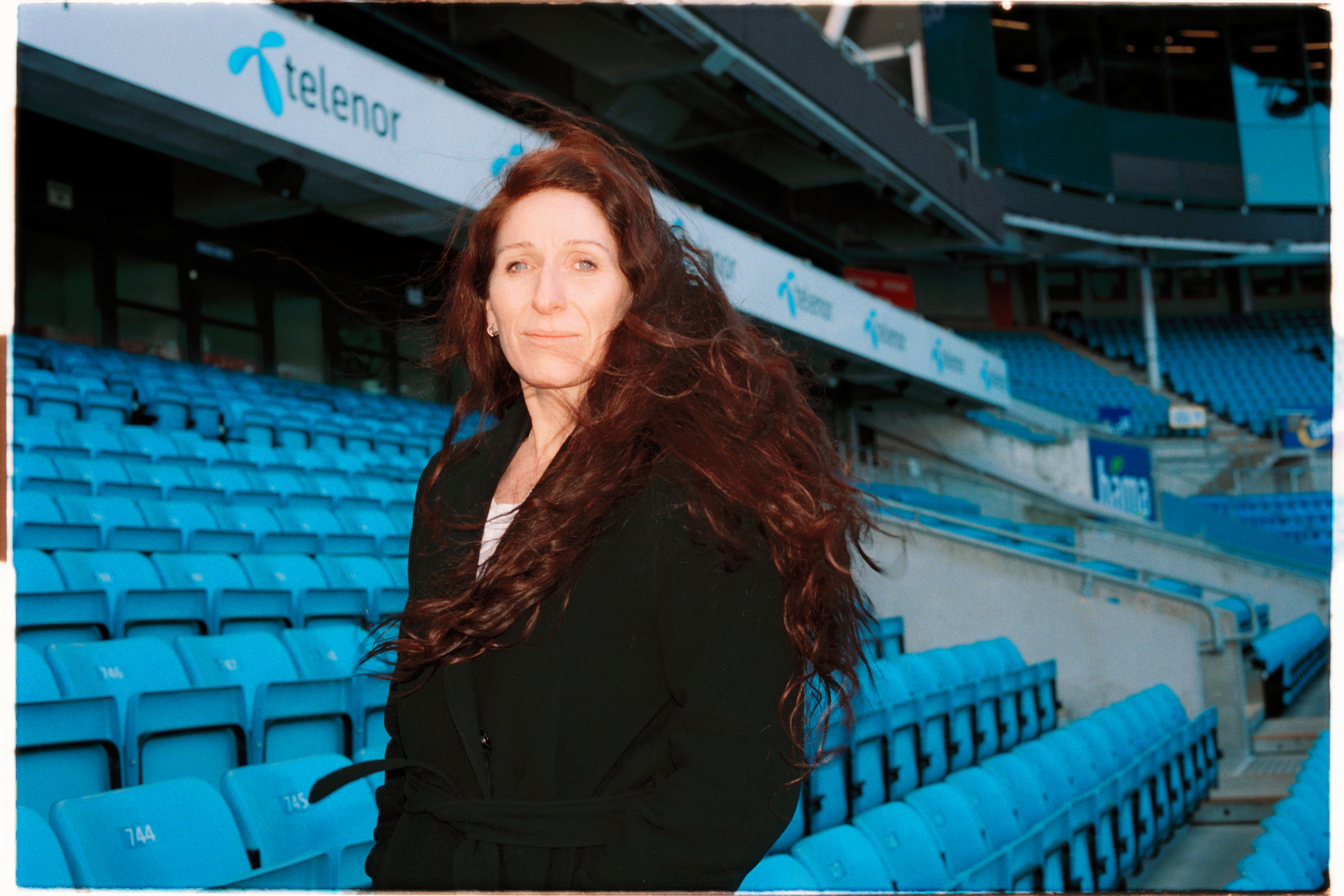 Portrett av Lise Klaveness på en av tribunene på Ullevaal Stadion.