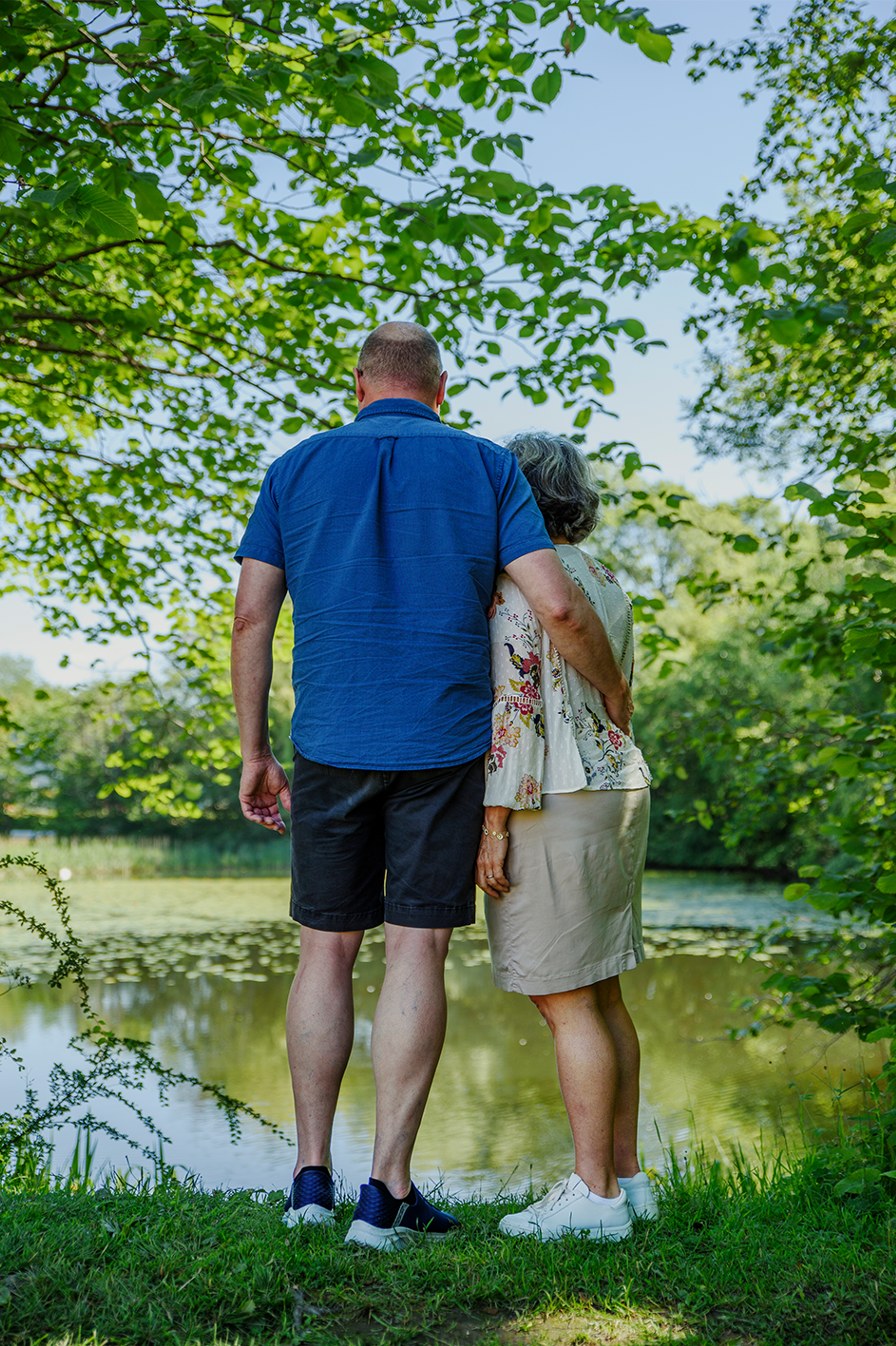 Tom og Lise står inntil hverandre med ryggen vendt mot kamera, stirrende utover