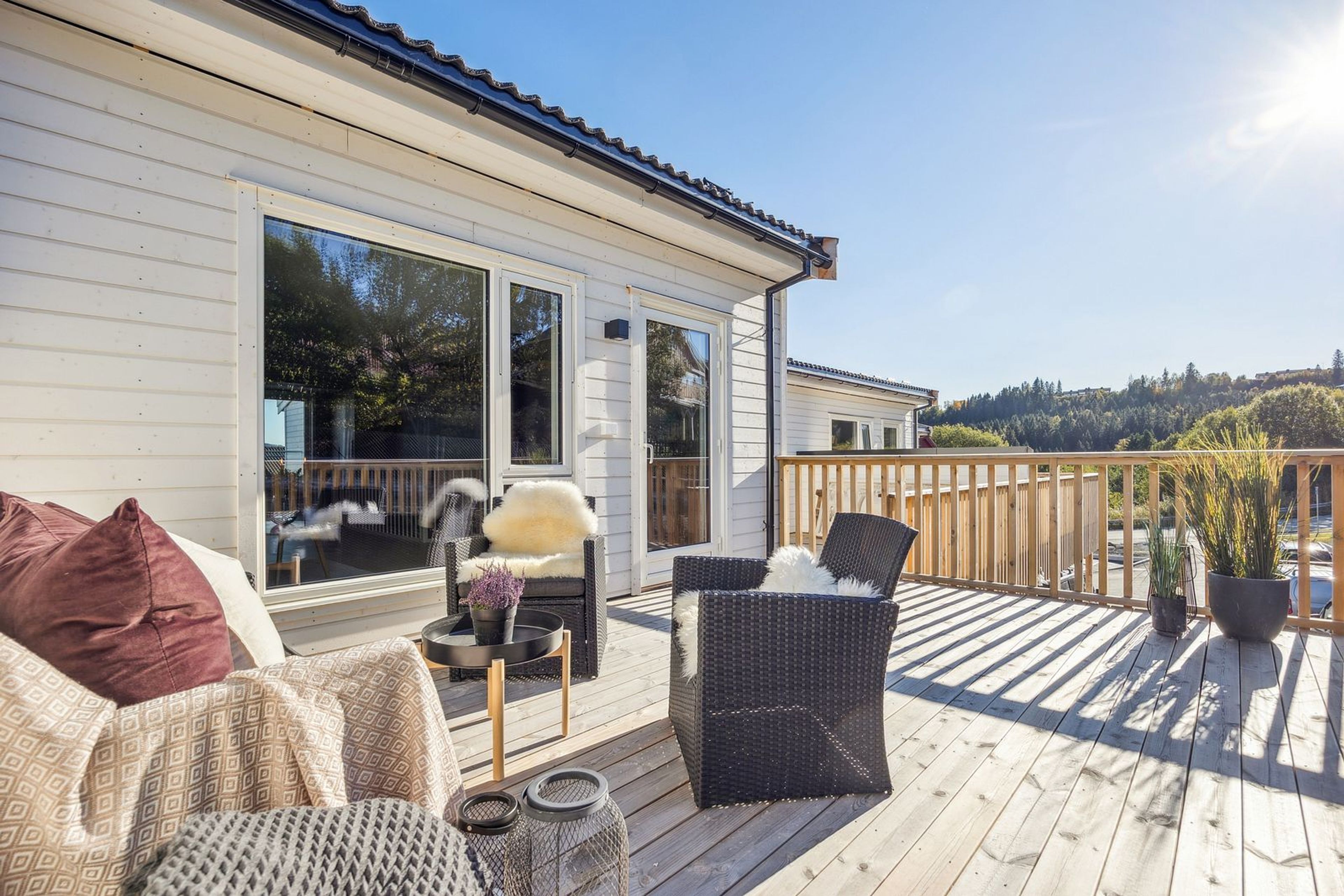 Bilde av terrassen med utemøbler og solskinn i rekkehus i Hovedhuset, i Nedre Stavsetvegen 46.