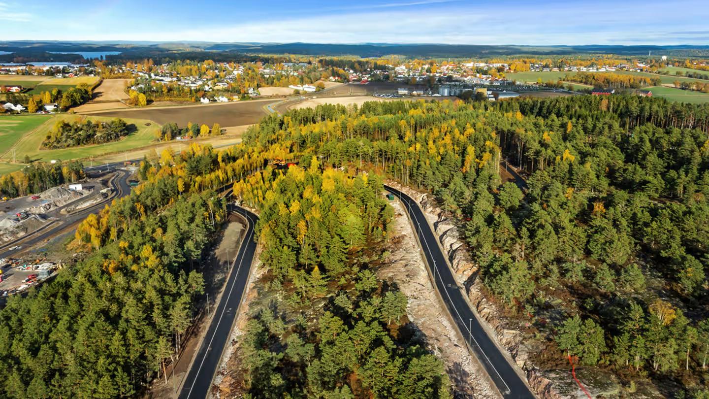 Dronefoto av tomtene på Strømnesåsen med nærområdet i bakgrunnen.