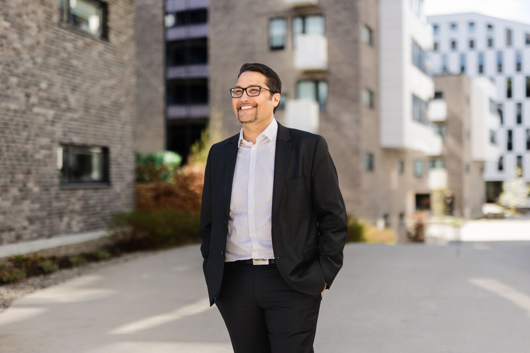 Konsernsjef Daniel Kjørberg Siraj står foran et leilighetskompleks.