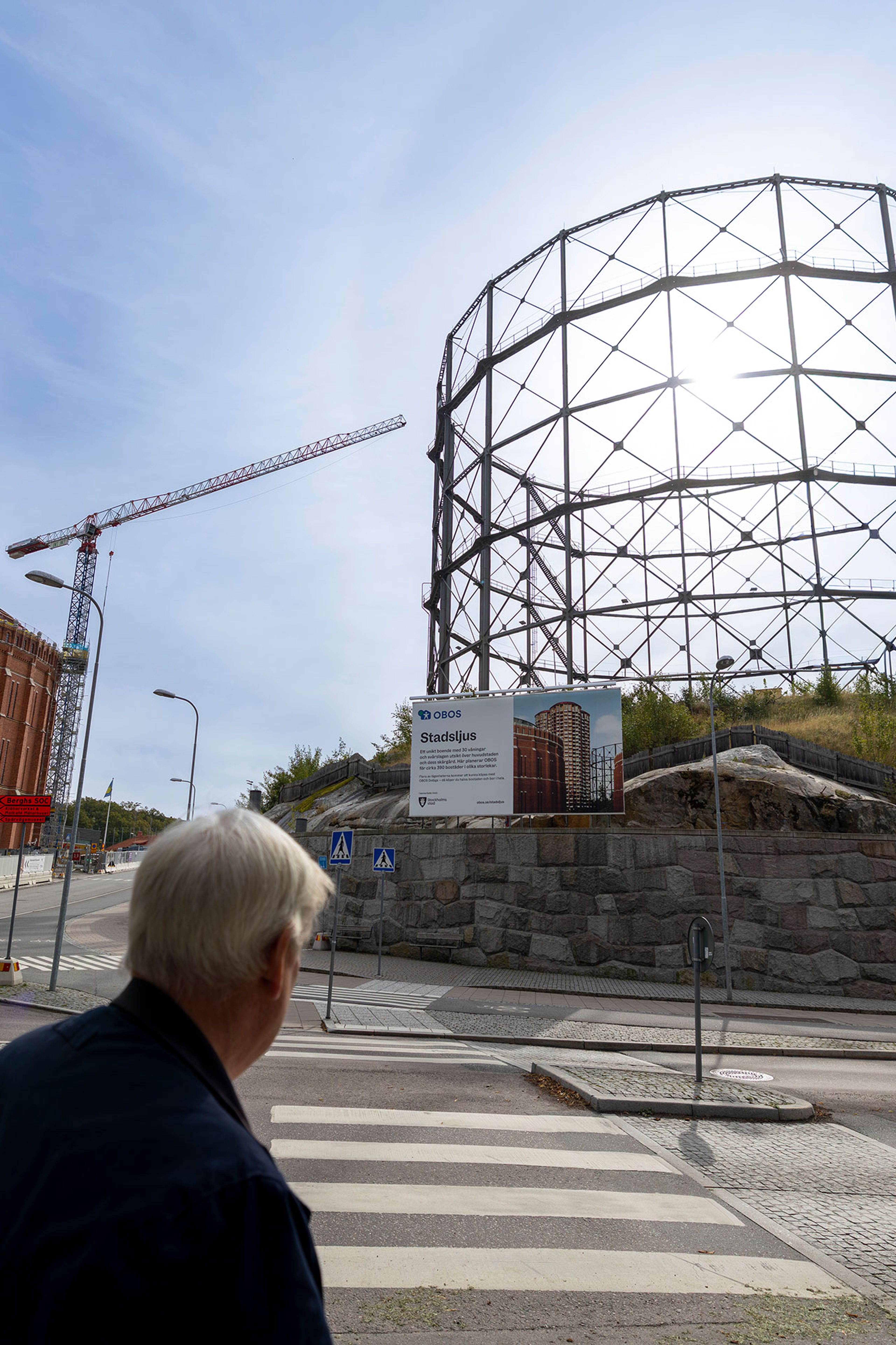 Mikael ser från gatan en byggskylt för Stadsljus