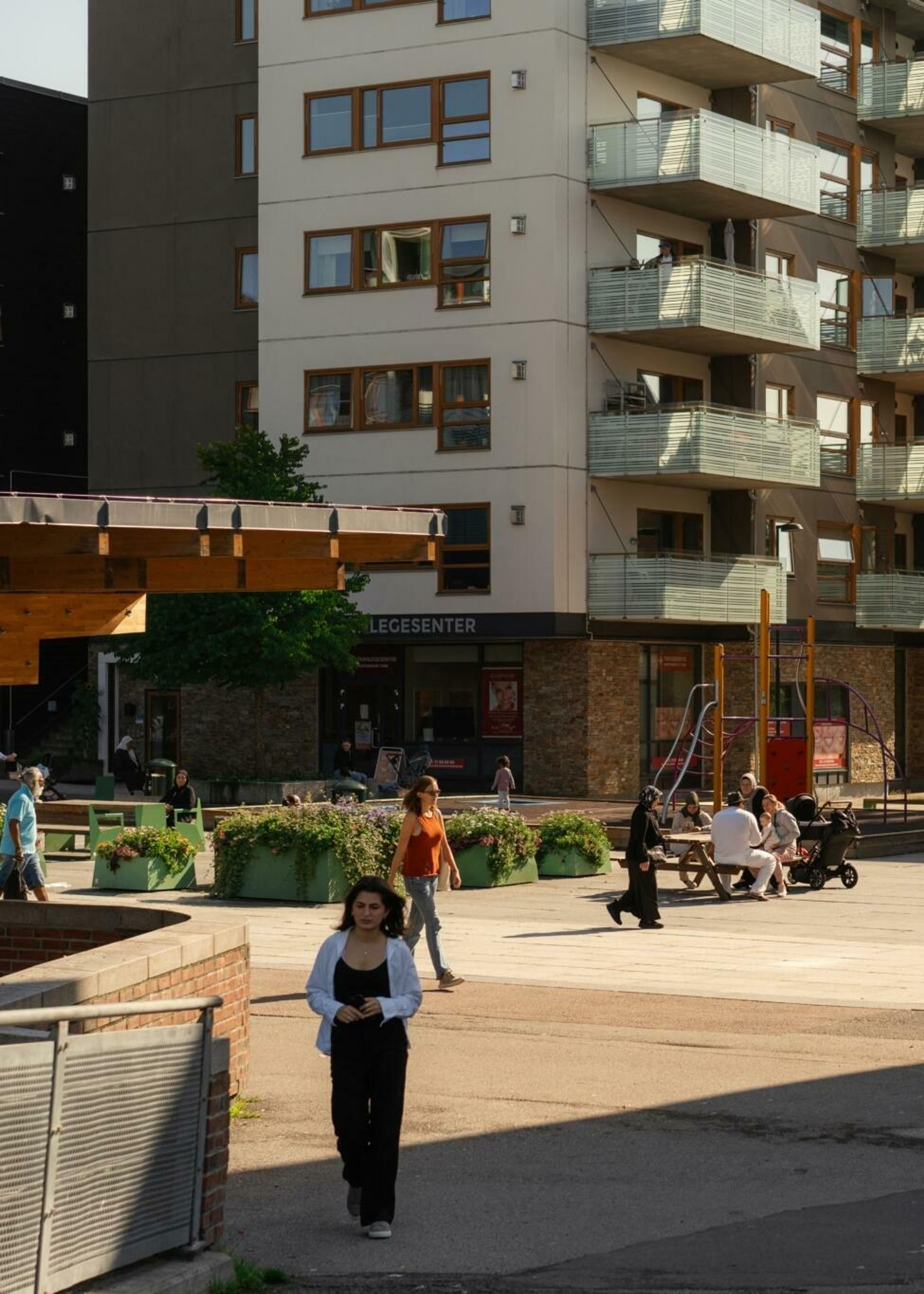 Folk på torget på Mortensrud ved inngangen til T-banen på Mortensrud.