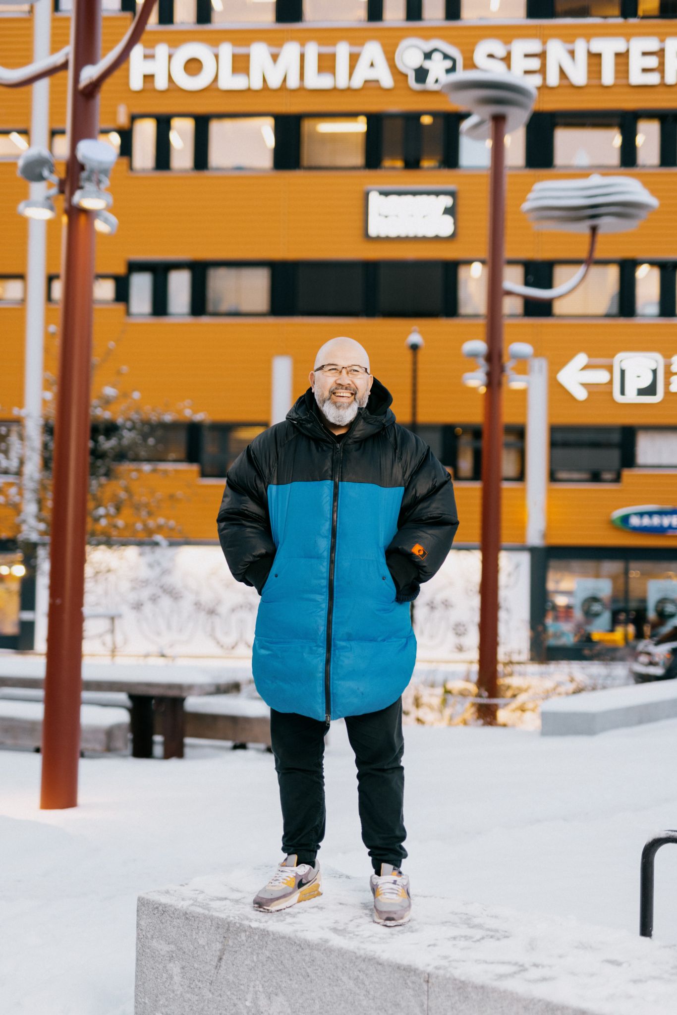 Bilde av David Garcia utenfor Holmlia Senter om vinteren.