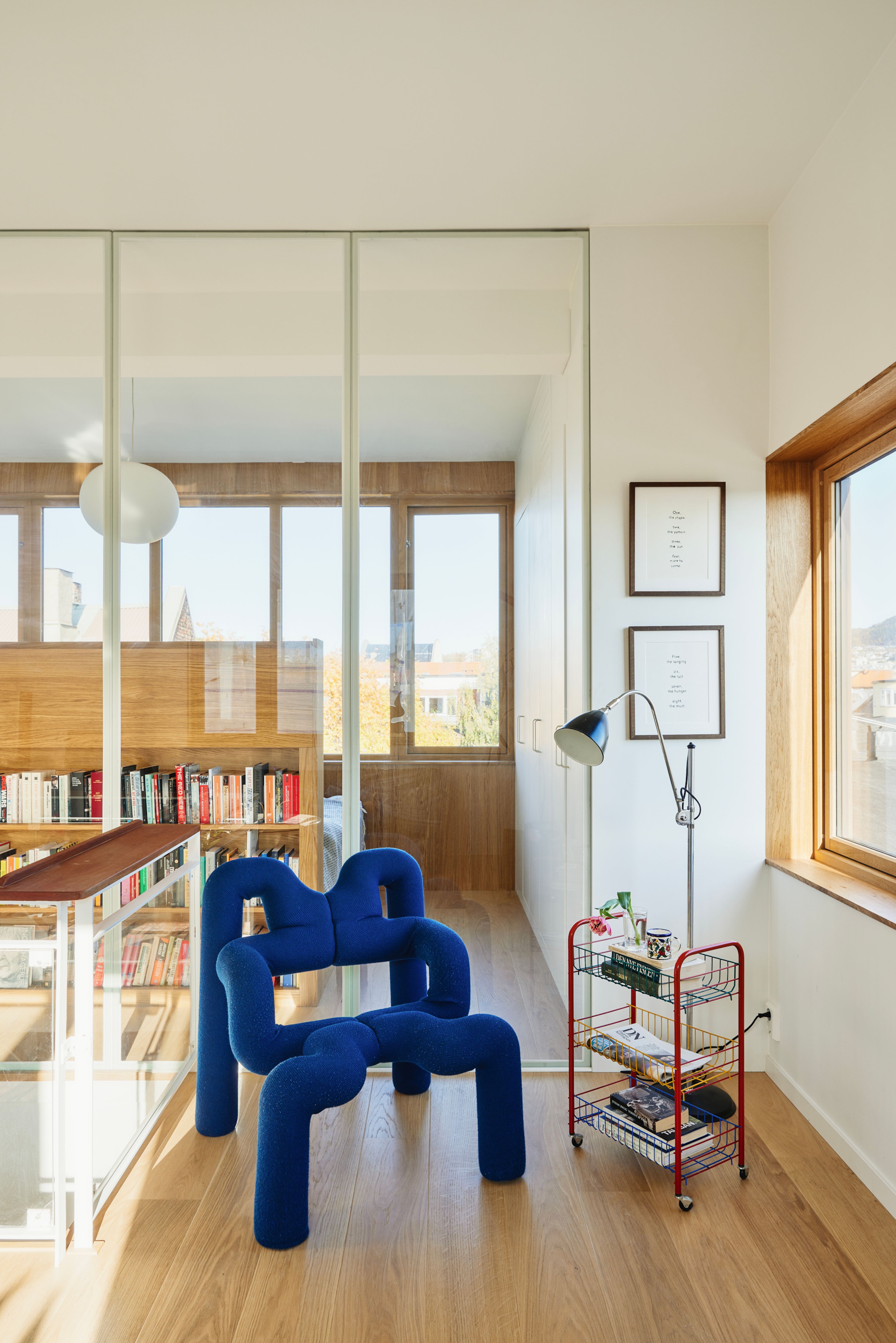 Stolklassikeren Ekstrem står i stua ved siden av en hylle fra Finn.