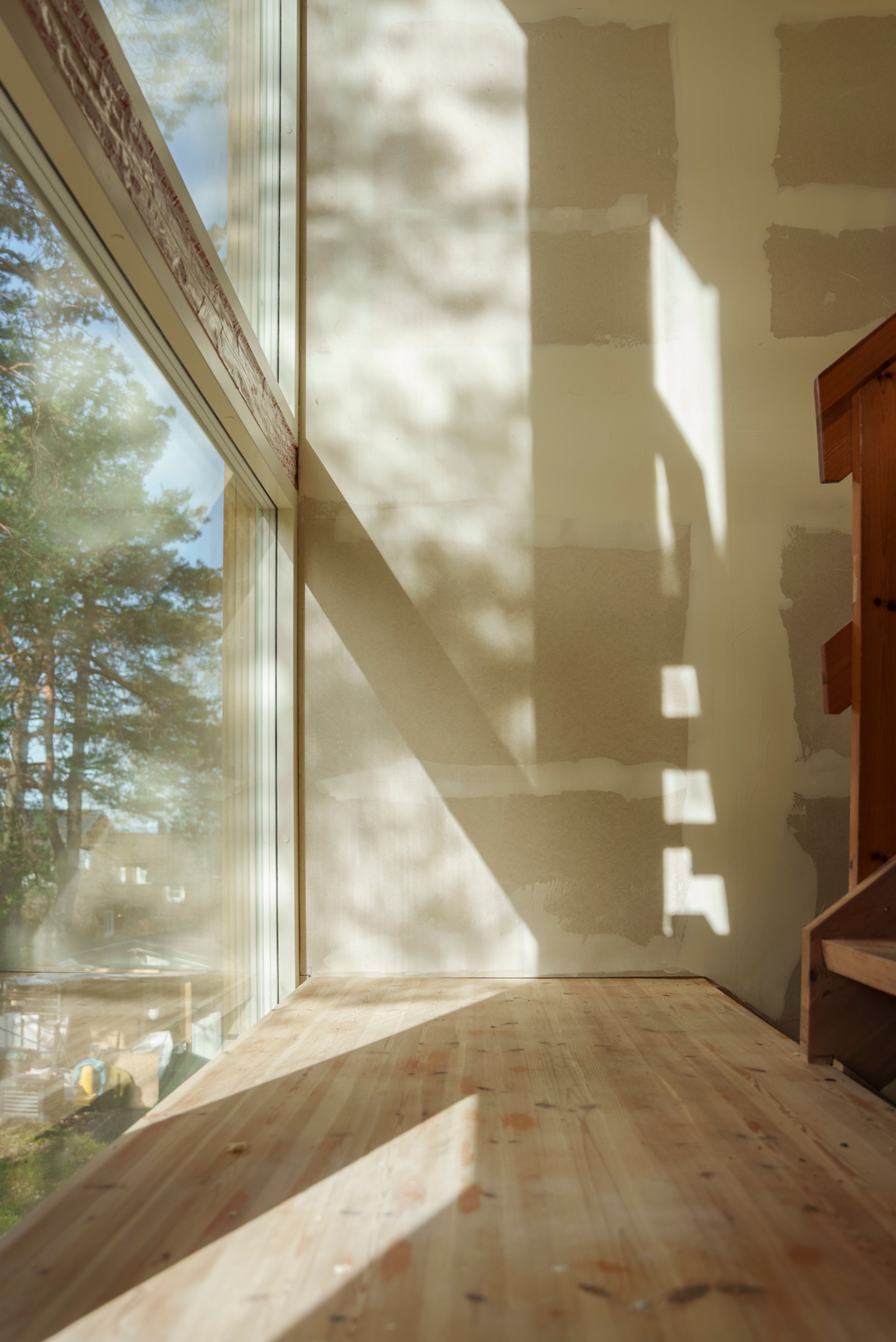 Bilde av dagslys som treffer veggen inne i et hus, og lager et flott lysspill.