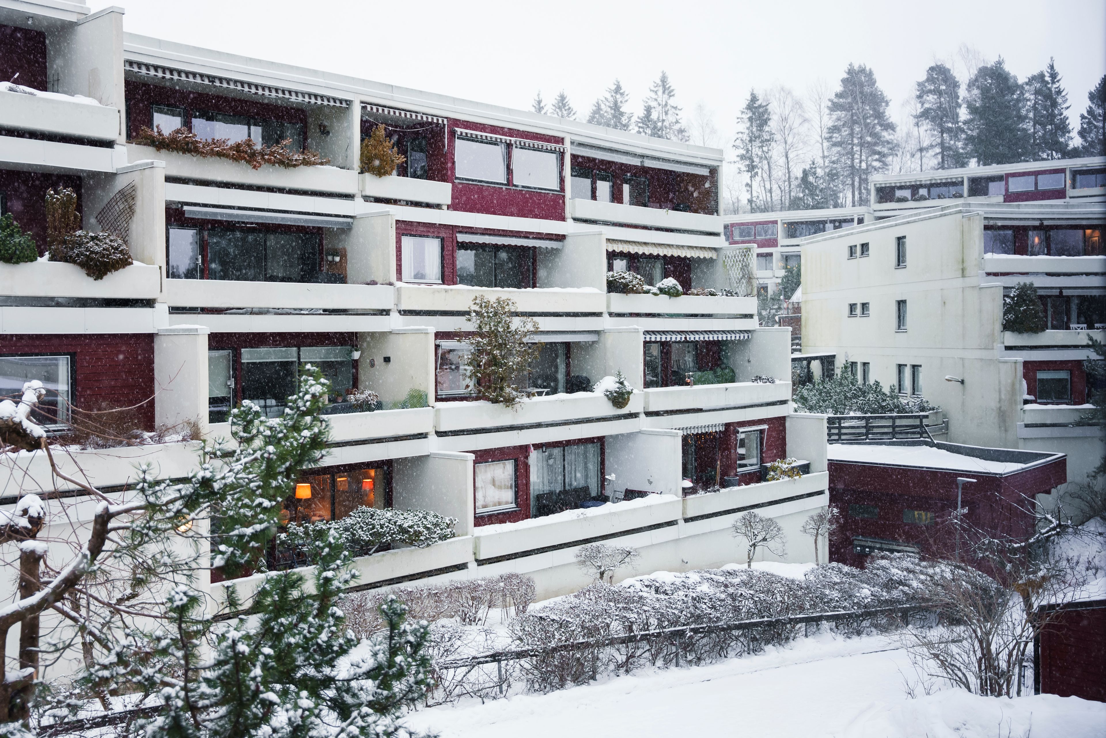 Et oversiktsbilde som viser noen av fasadene i Lysejordet Borettslag kledd i snø
