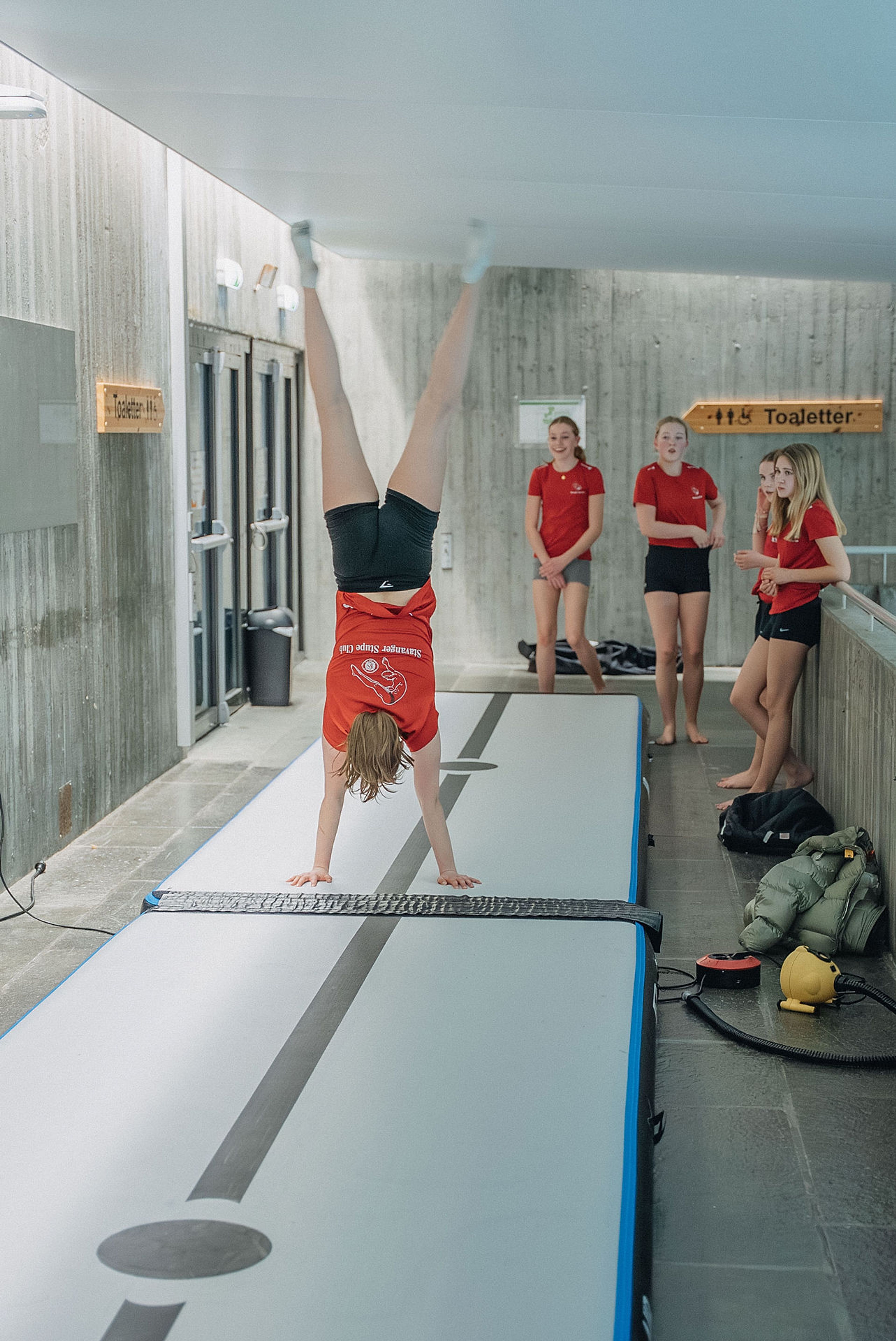 En turnmatte brukes for å øve på å lande trygt når man står på henda.