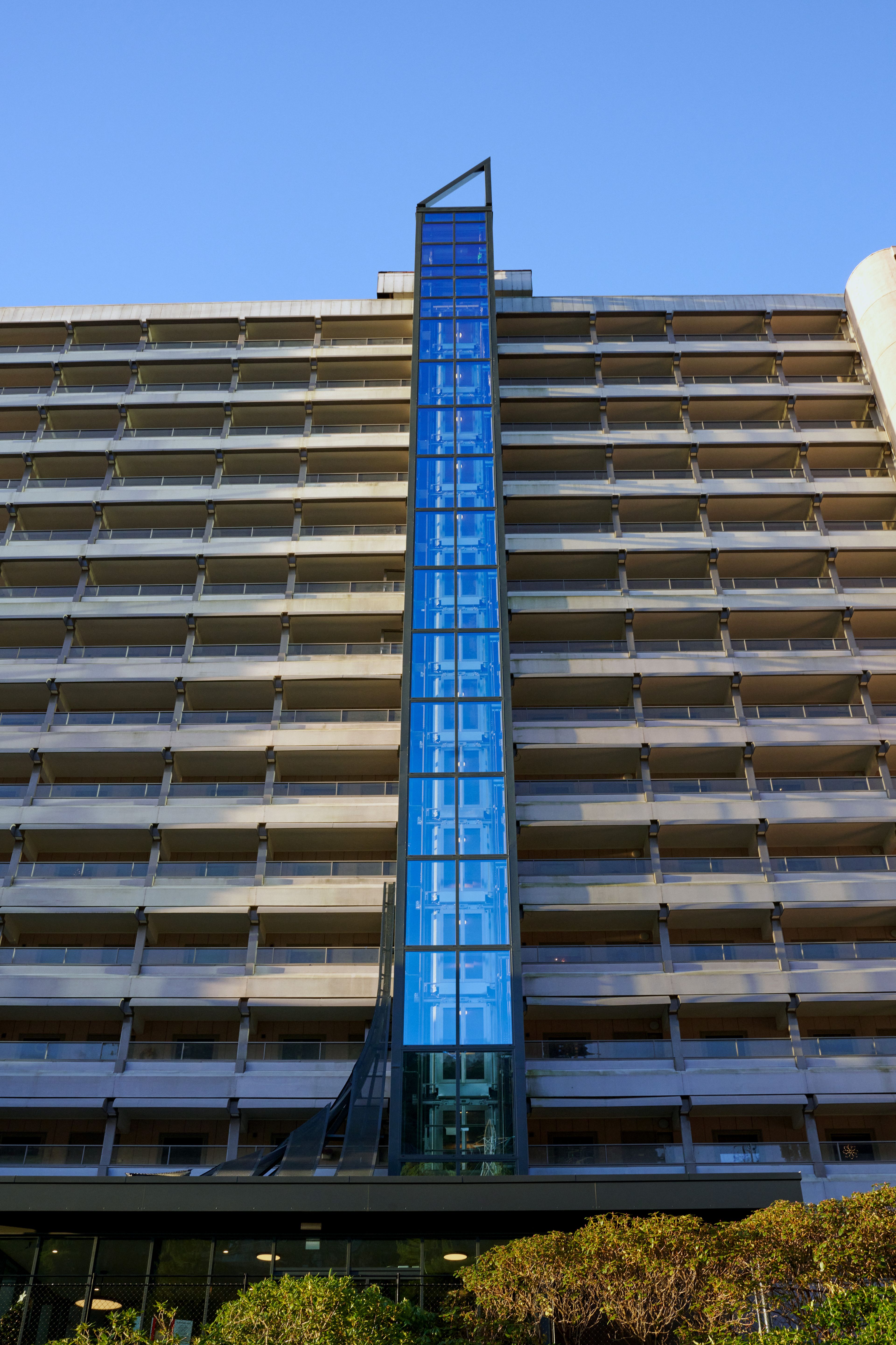 Boligblokk i Lyderhorn borettslag etter installasjon av utvendig heis.