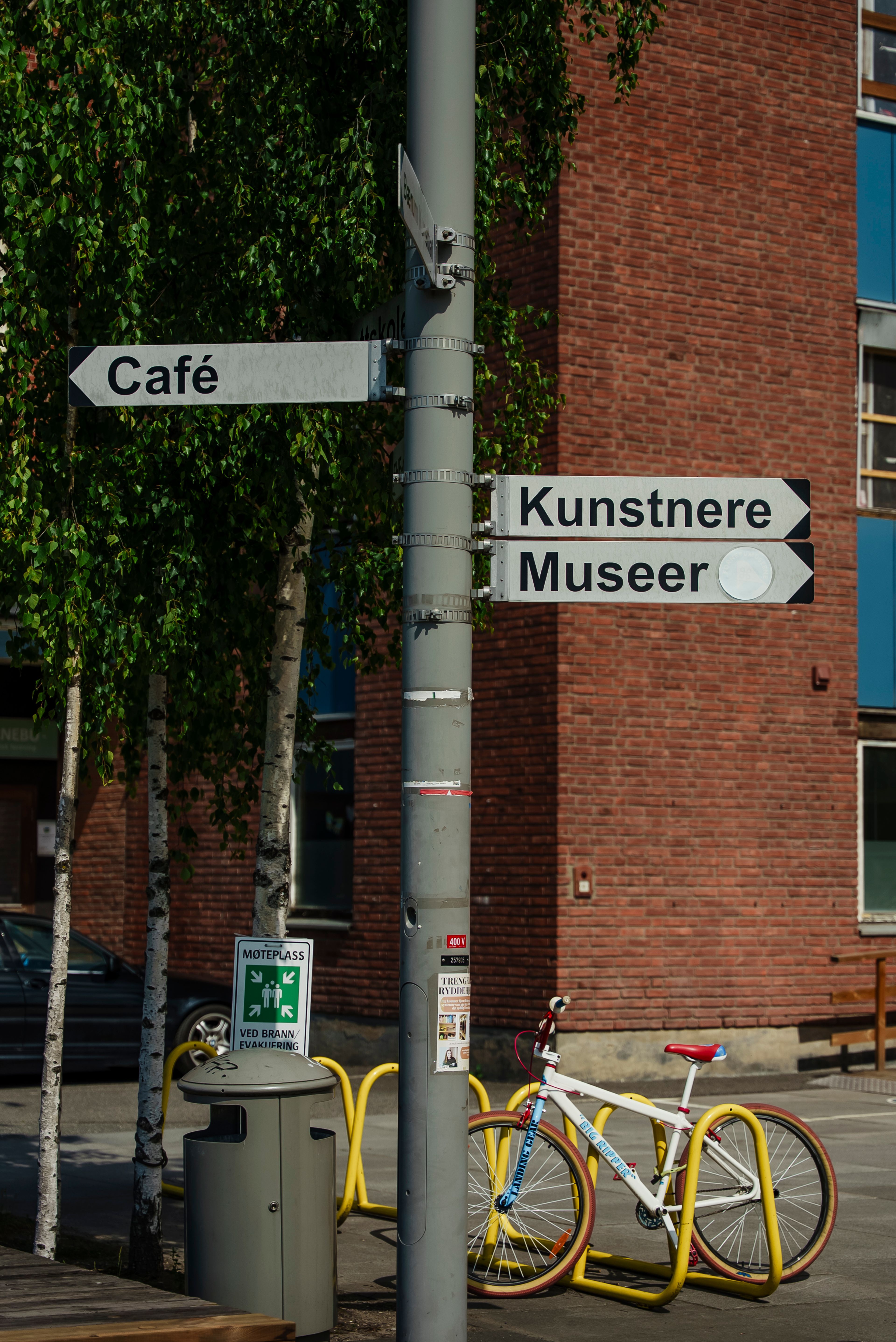 Rundt det historiske flytårnet ligger det flere gallerier og kulturscener.