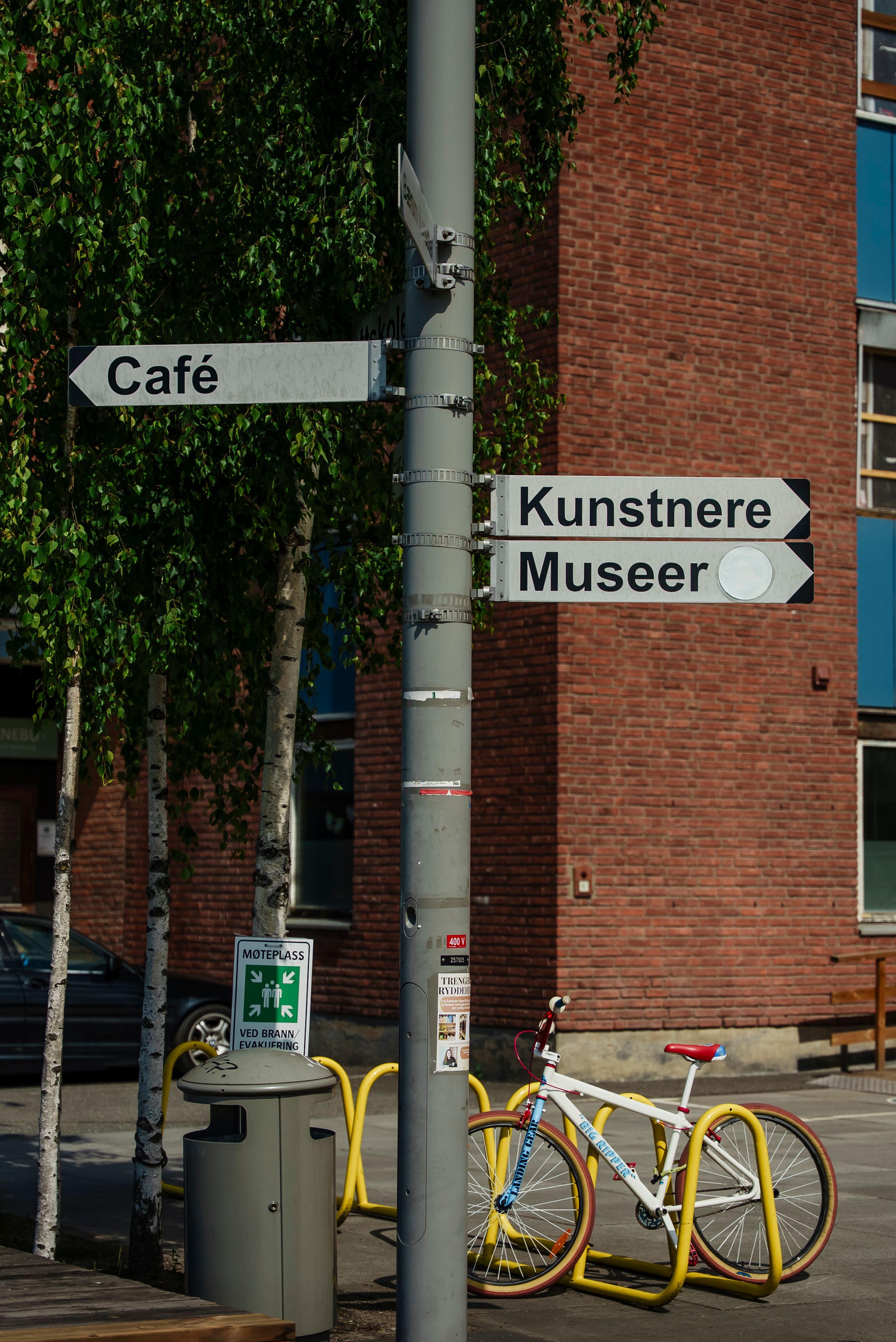 Rundt det historiske flytårnet ligger det flere gallerier og kulturscener.
