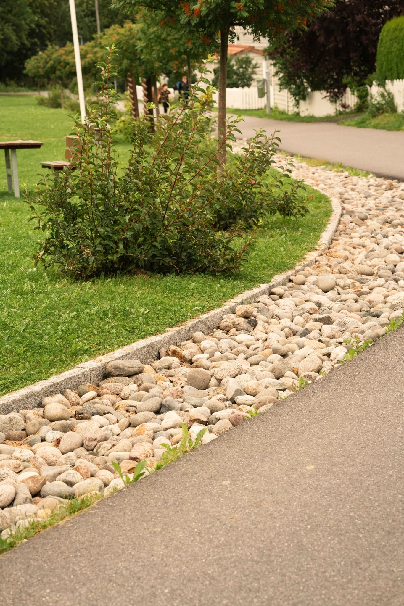 Foto av den nye grøfta rundt grøntområdene i Søndre Åsgården borettslag.