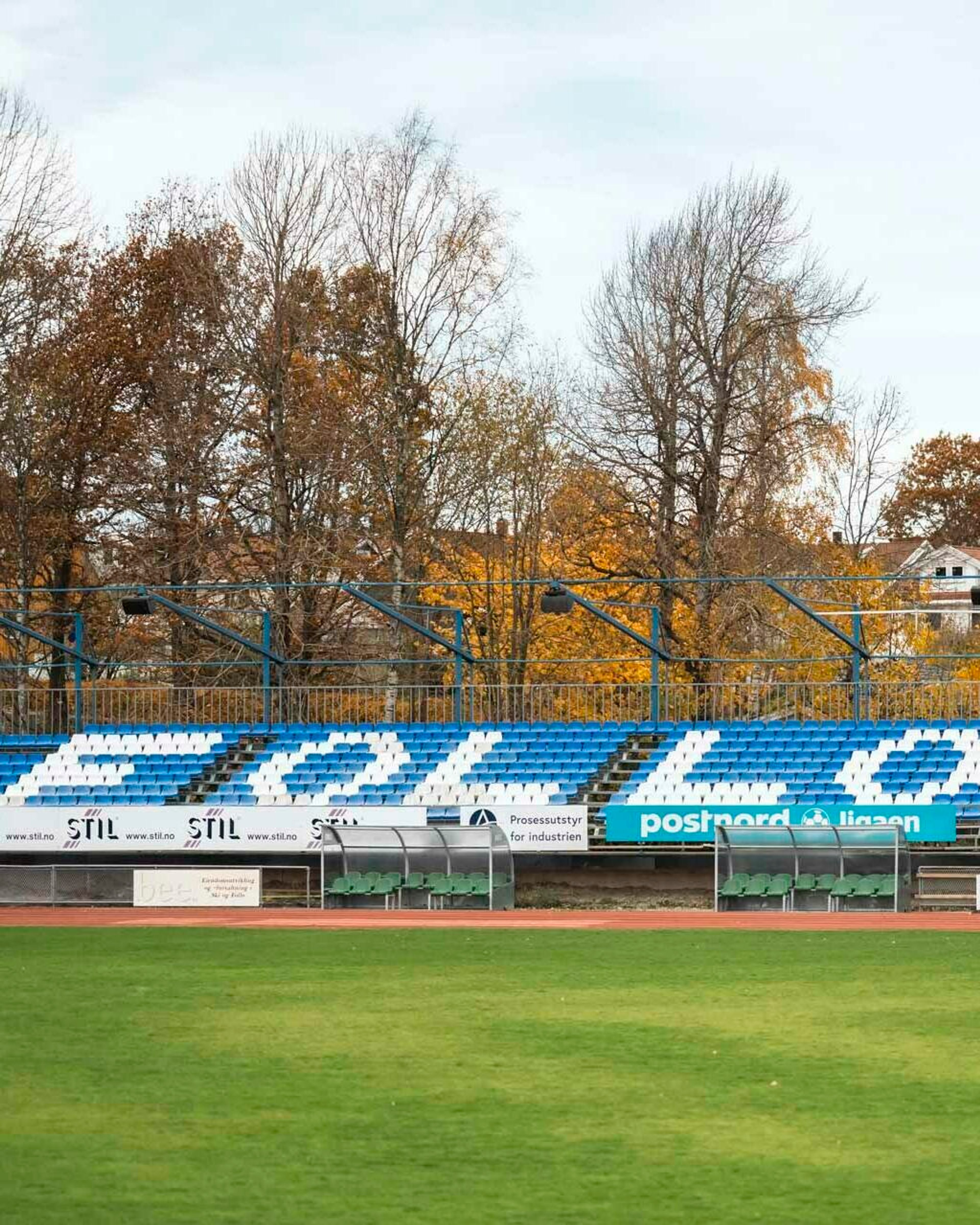 Foto av blå tribune på Ski stadion, med hvite seter blant de blå, som former ordet "FOLLO"