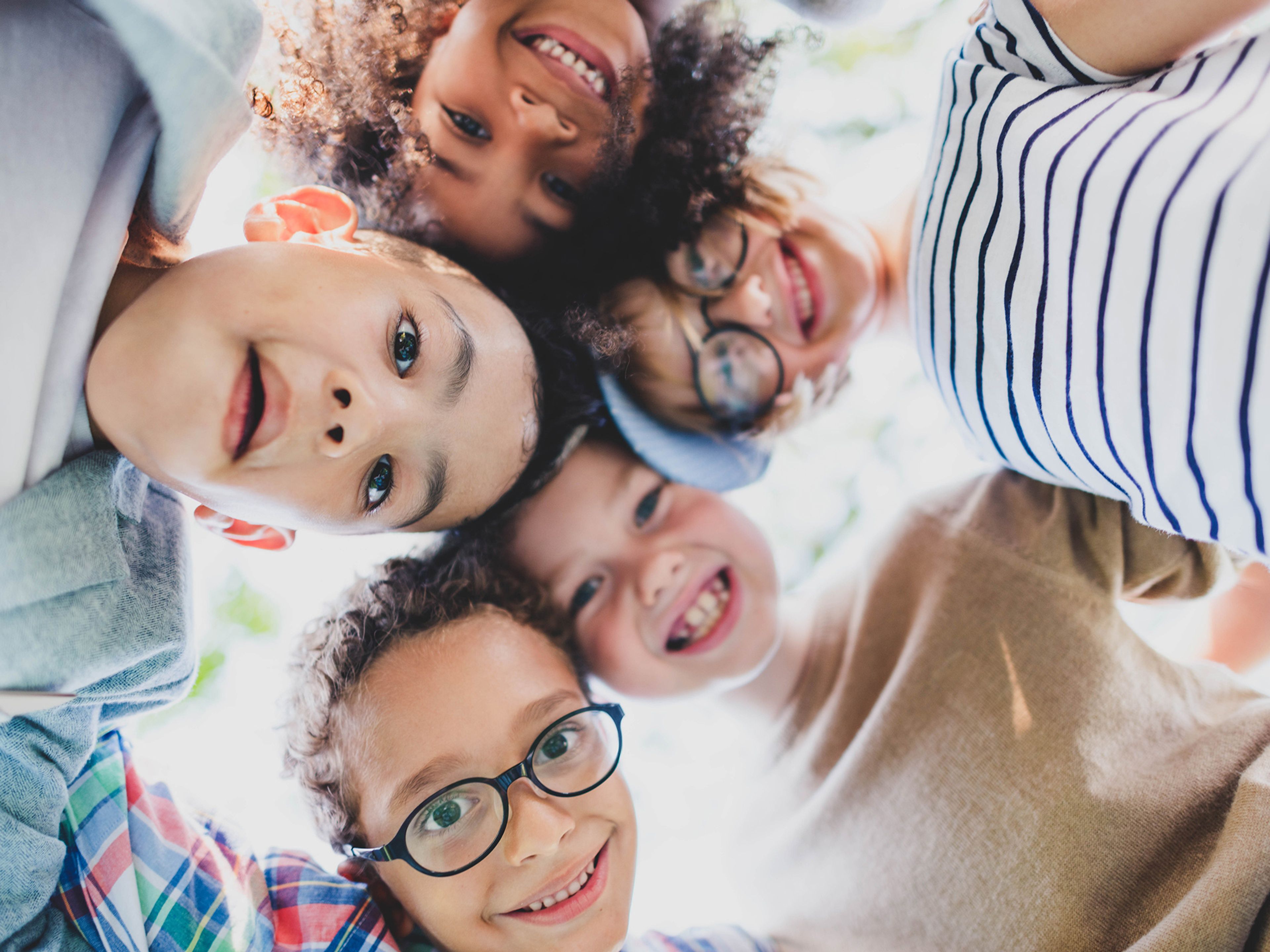 En familj skrattar och tittar in i kameran