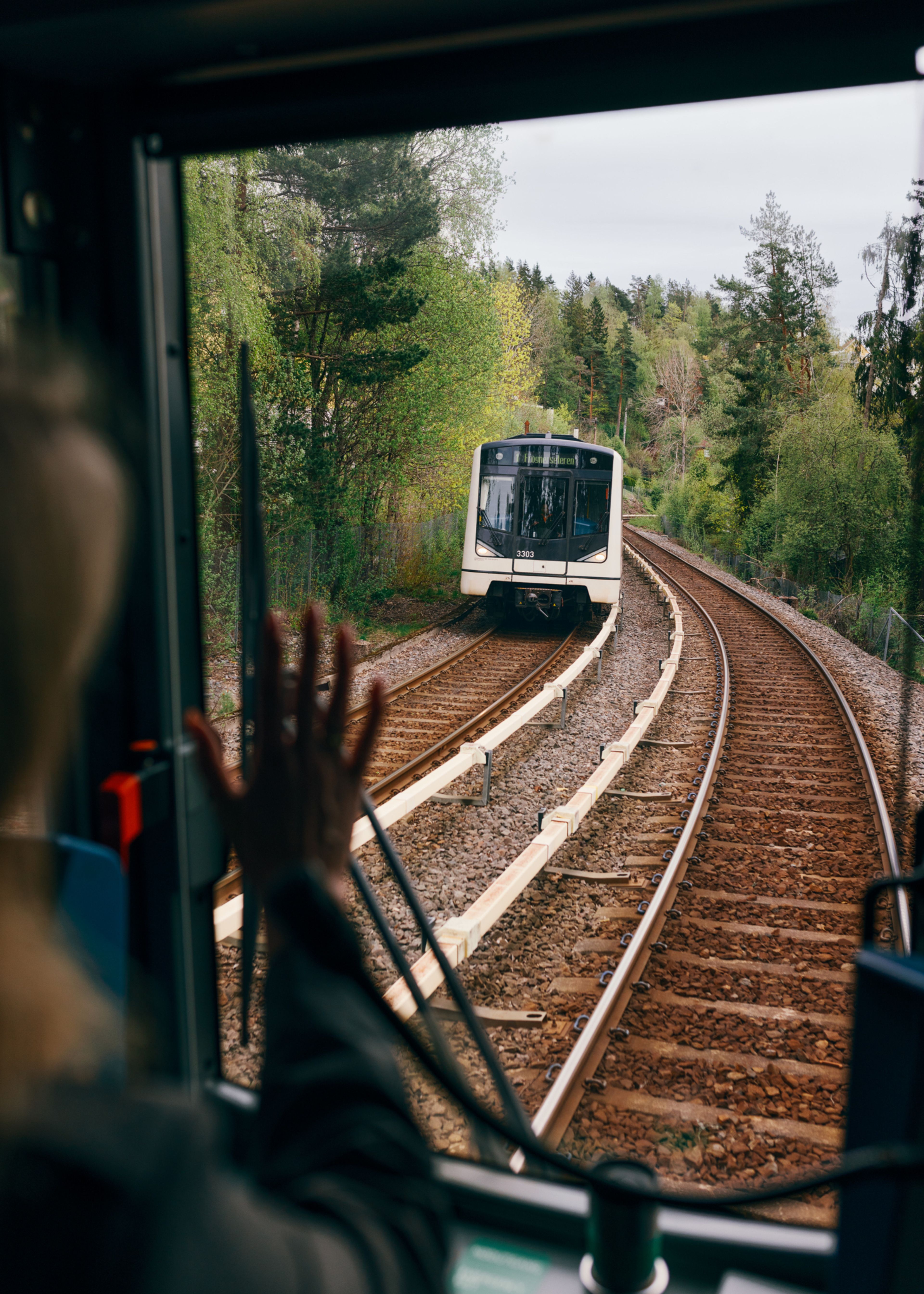 Solveig hilser på T-banen som kjører i motsatt retning.