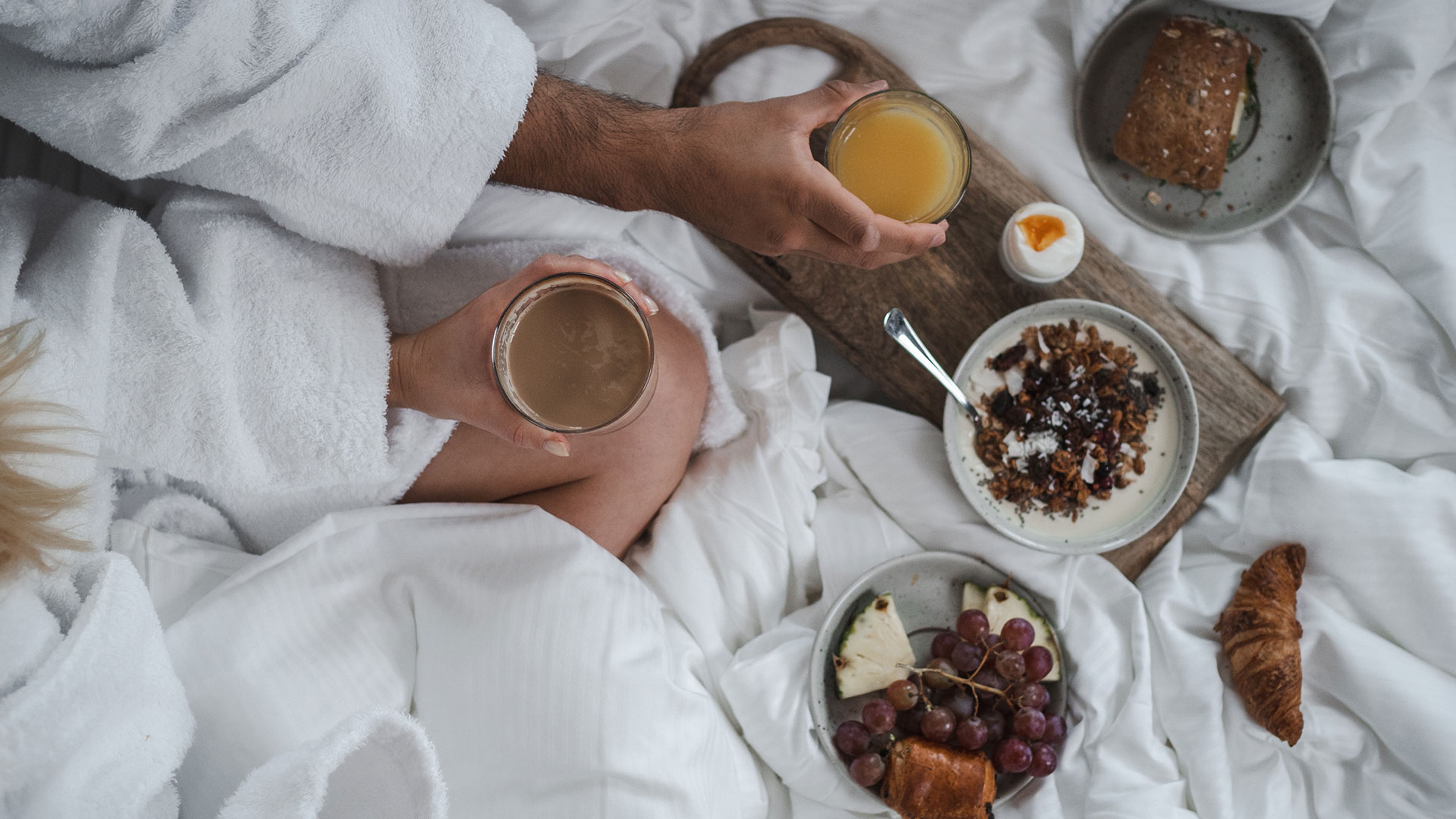 familj som äter frukost i sängen