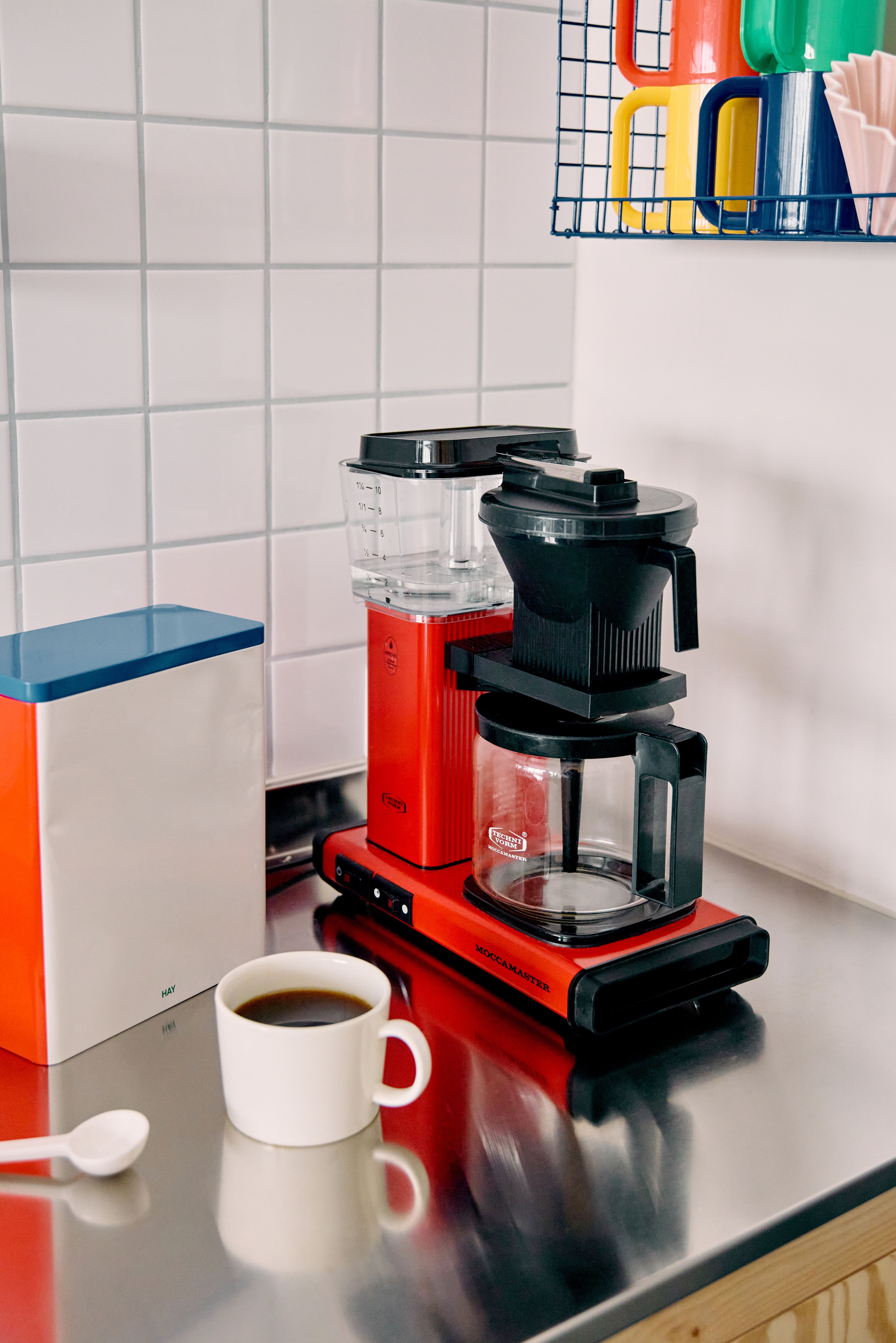 Et detaljbilde av en rød Moccamaster kaffemaskin.