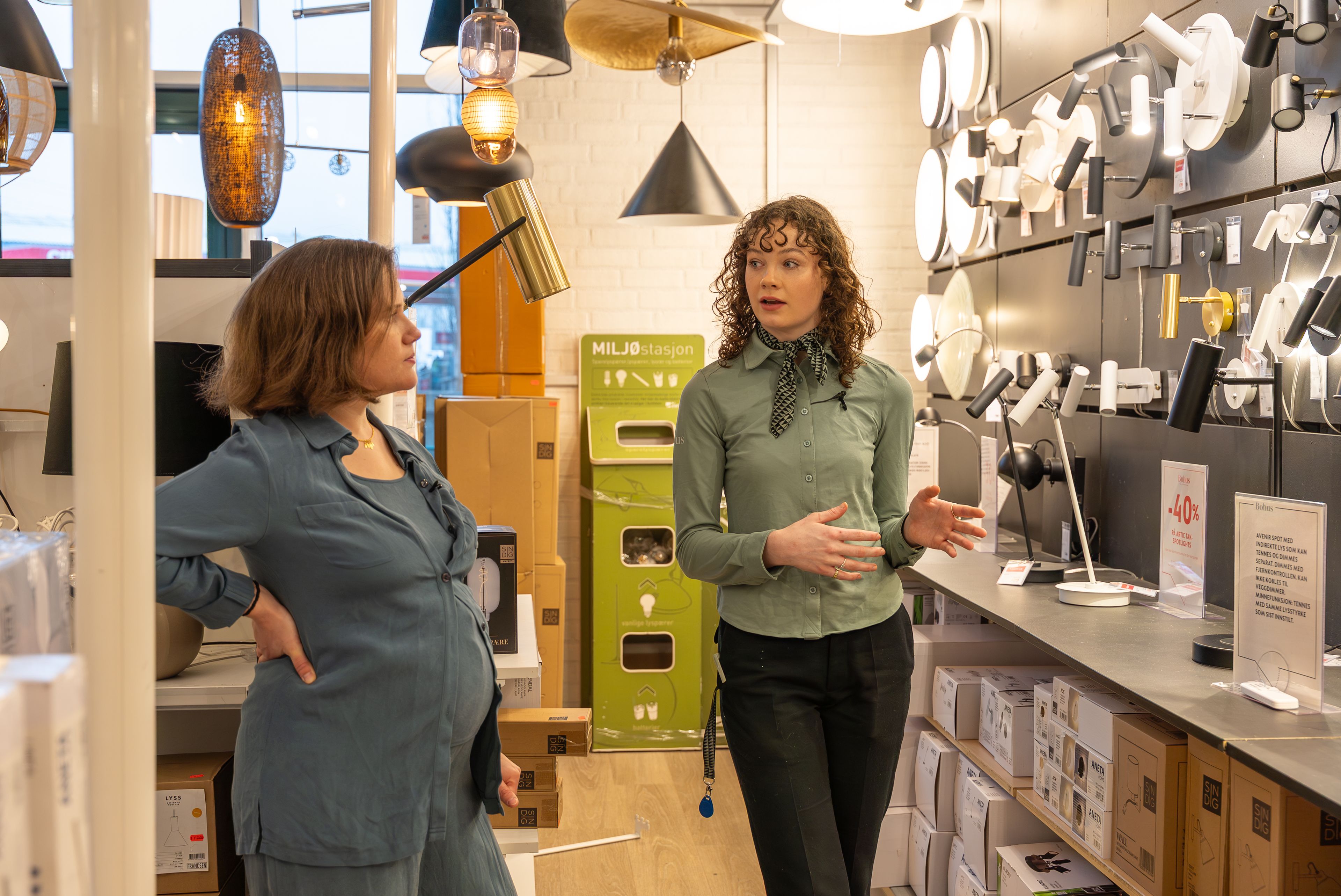 Ronja jobber hos Bohus Alnabru og viser en kunde sortimentet.