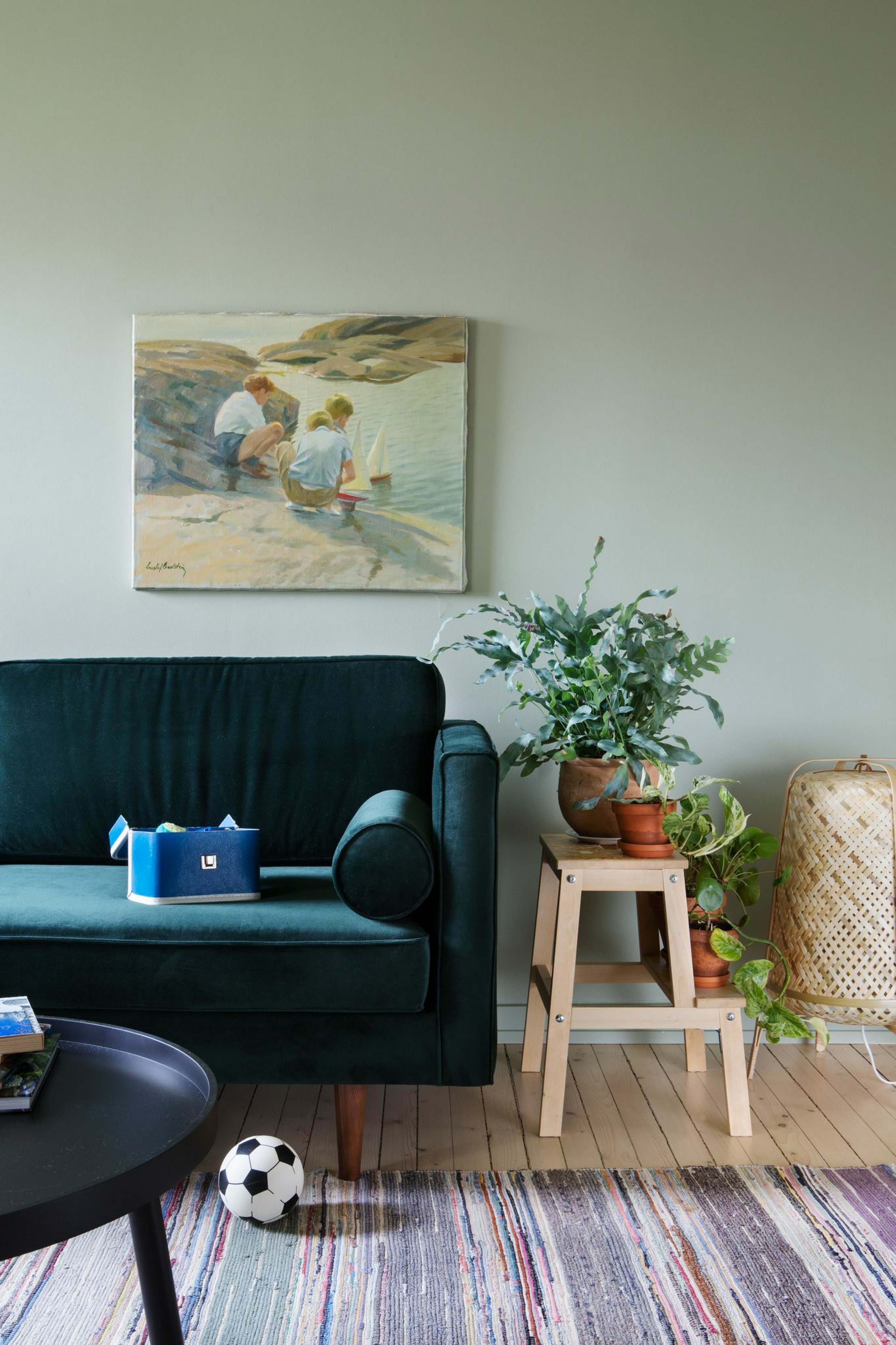 Bilde av en fargerik stue på Etterstad i Oslo med grå sofa og gule malte vegger