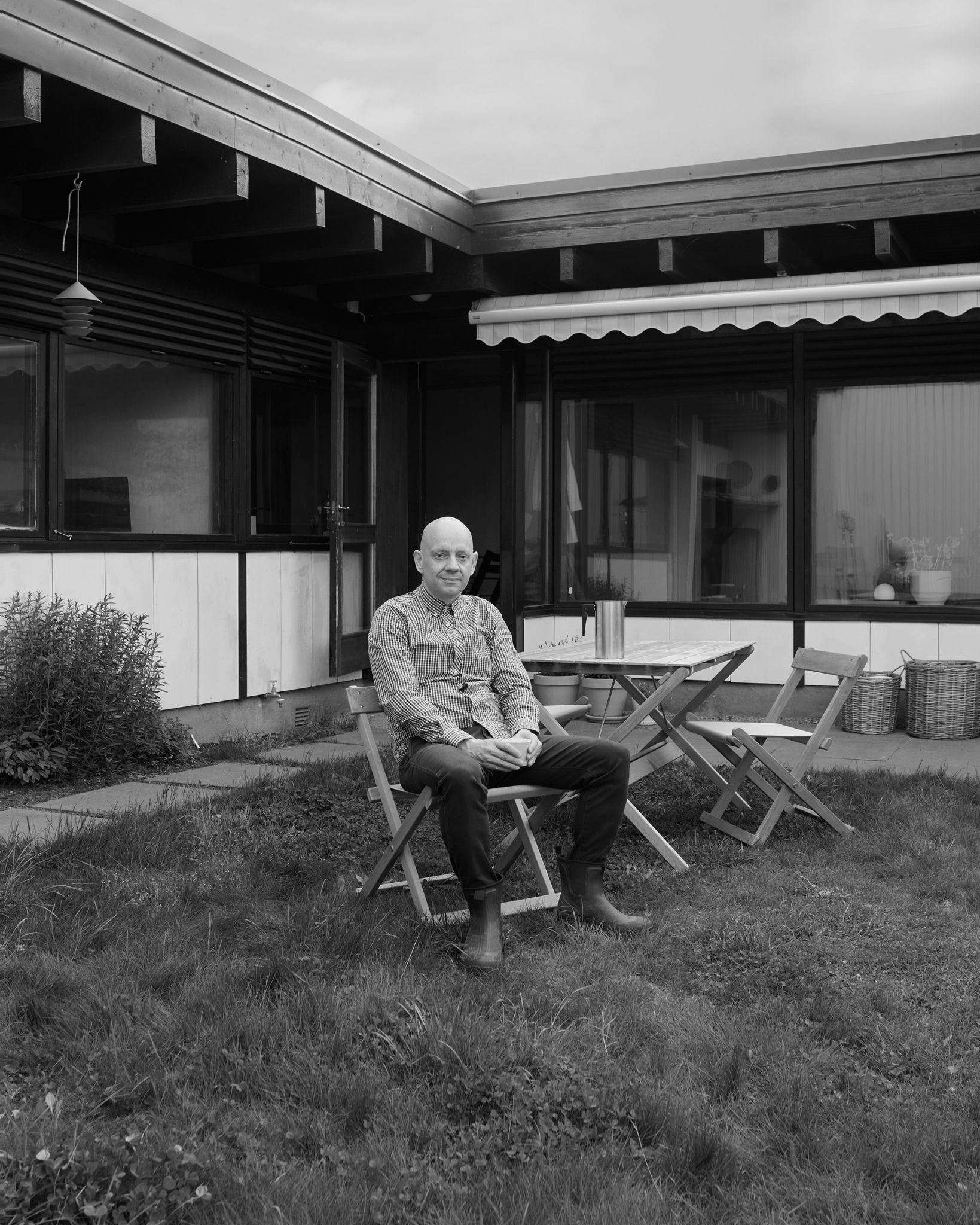 Portrett av Arild Eriksen ute i hagen.