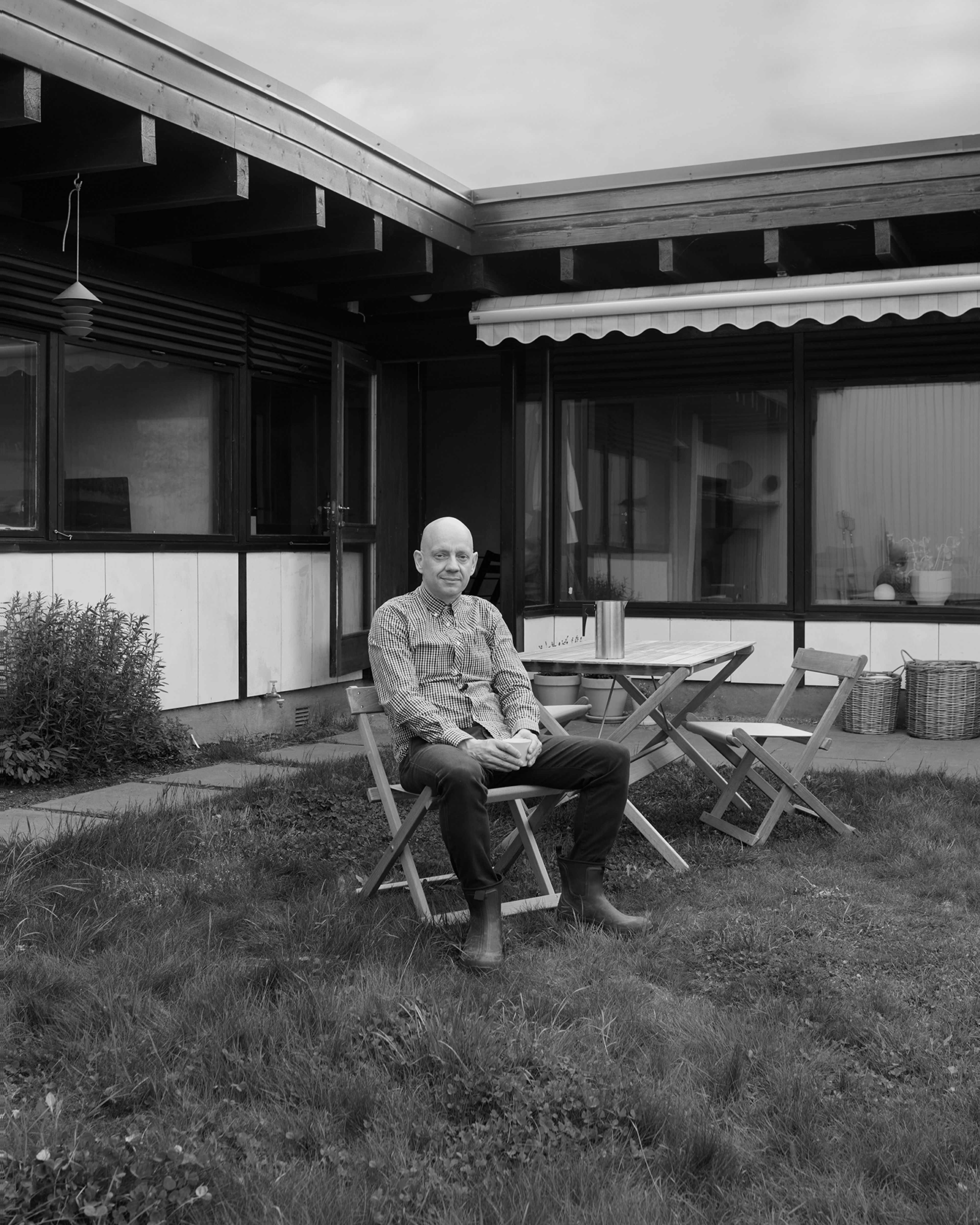 Portrett av Arild Eriksen ute i hagen.