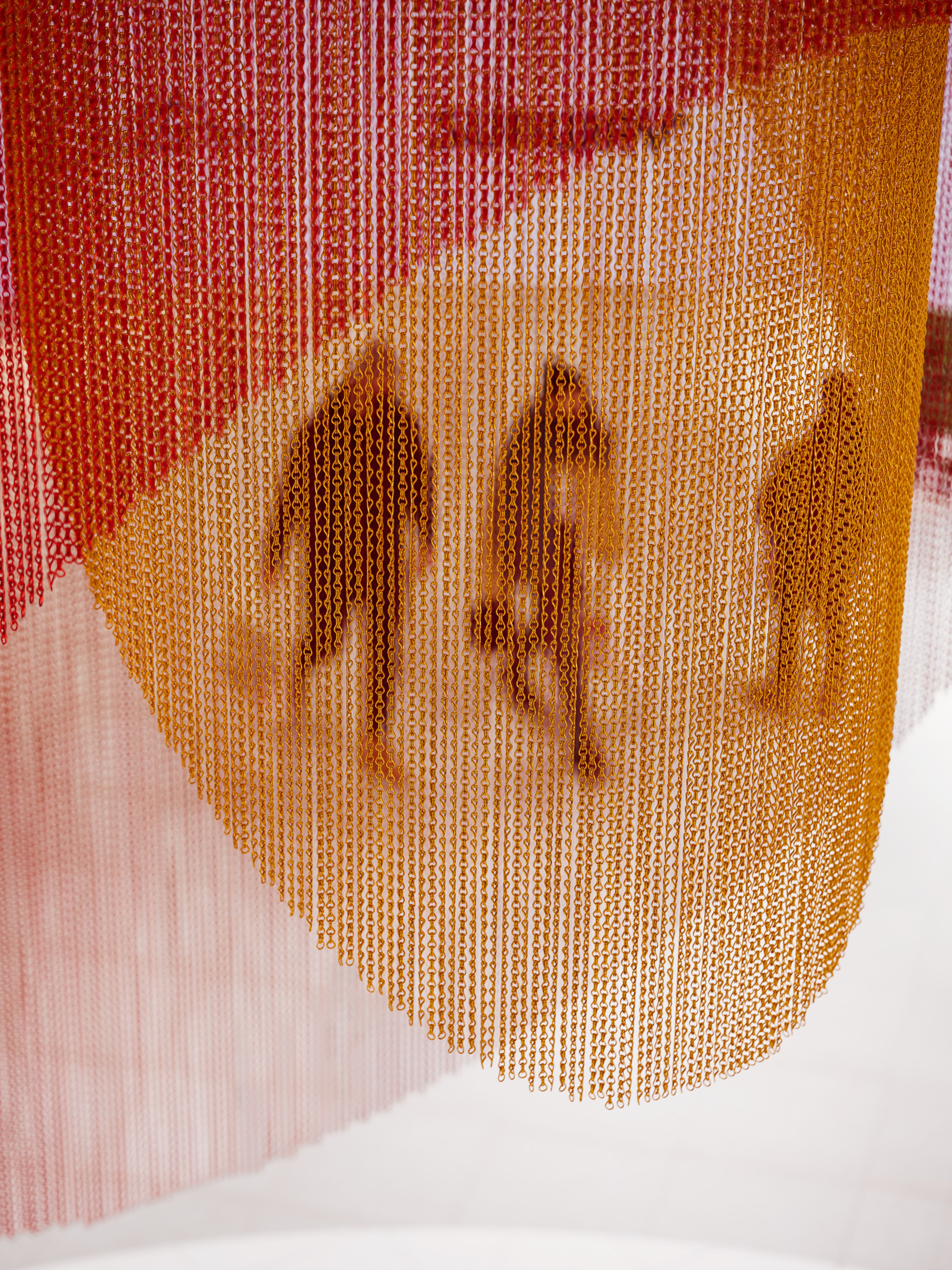 Bilde av detaljer innendørs på Homlia senter, med kunder i bakgrunnen.