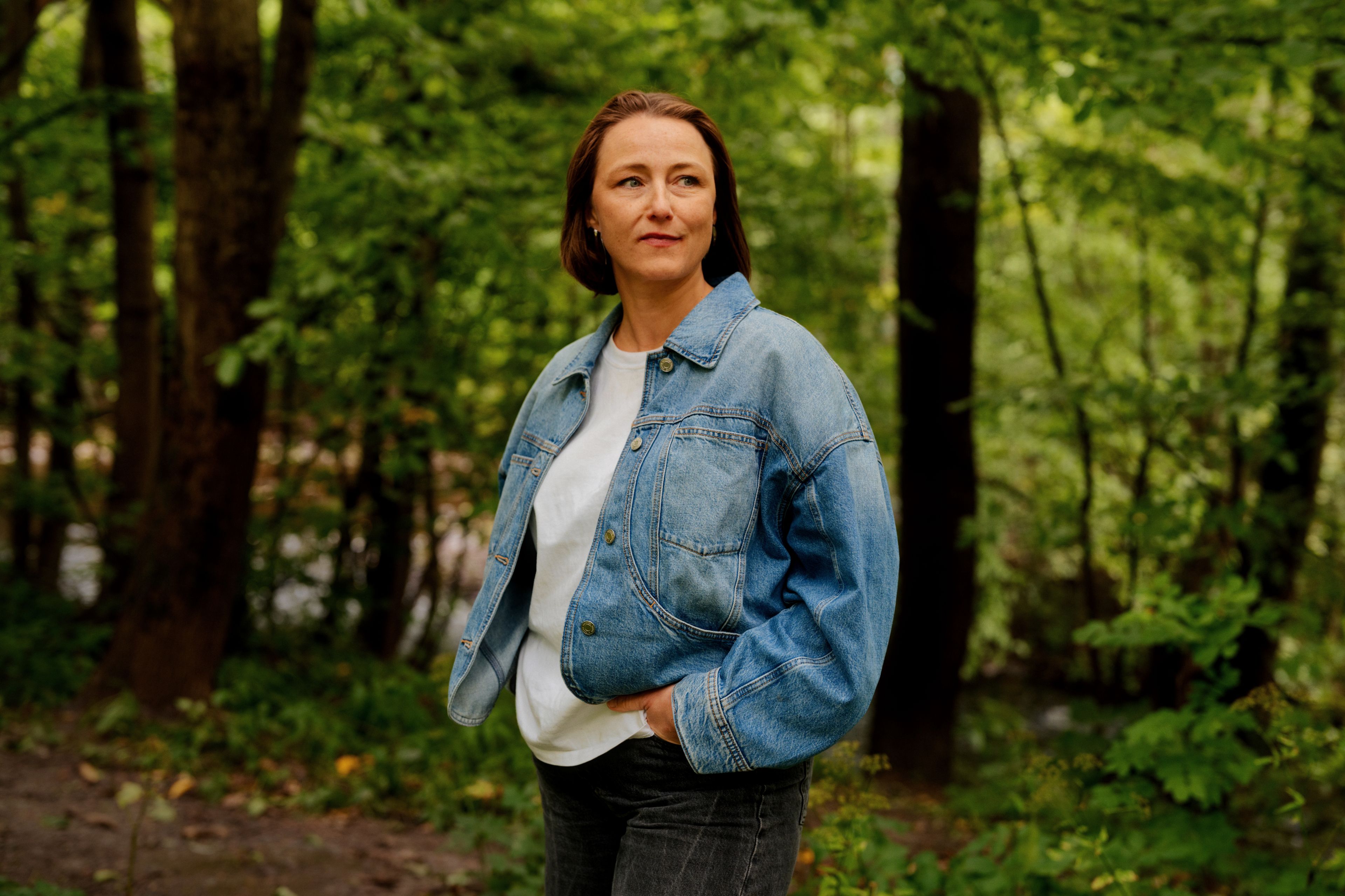Et bilde av Cathrine Frost som står i skogen.