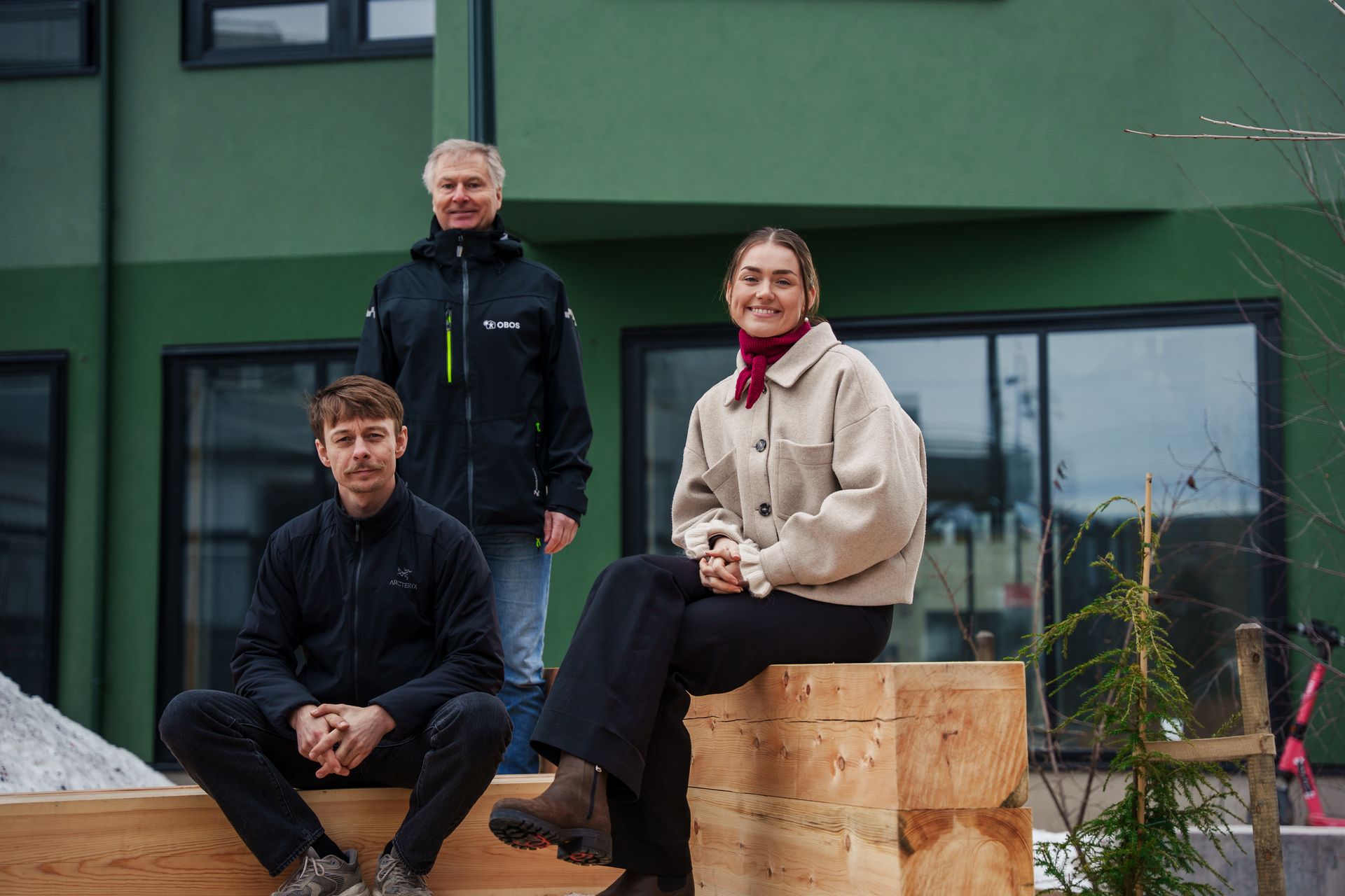 Foto av Kamil Benon Rød, Tor Gundersen og Johanne Stokke utenfor et borettslag i Oslo.