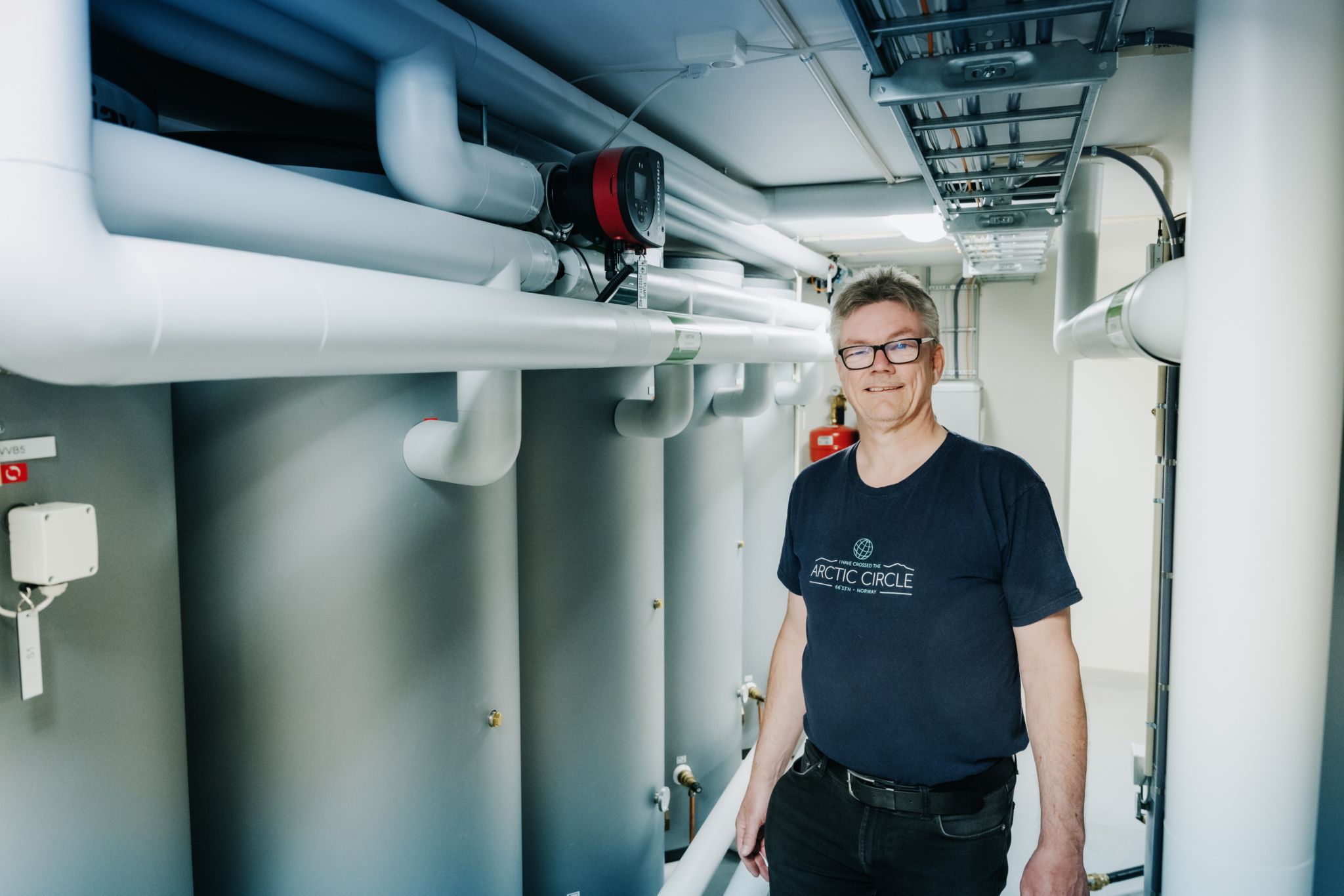 Styreleder Terje Holmen inne i et felles berederom