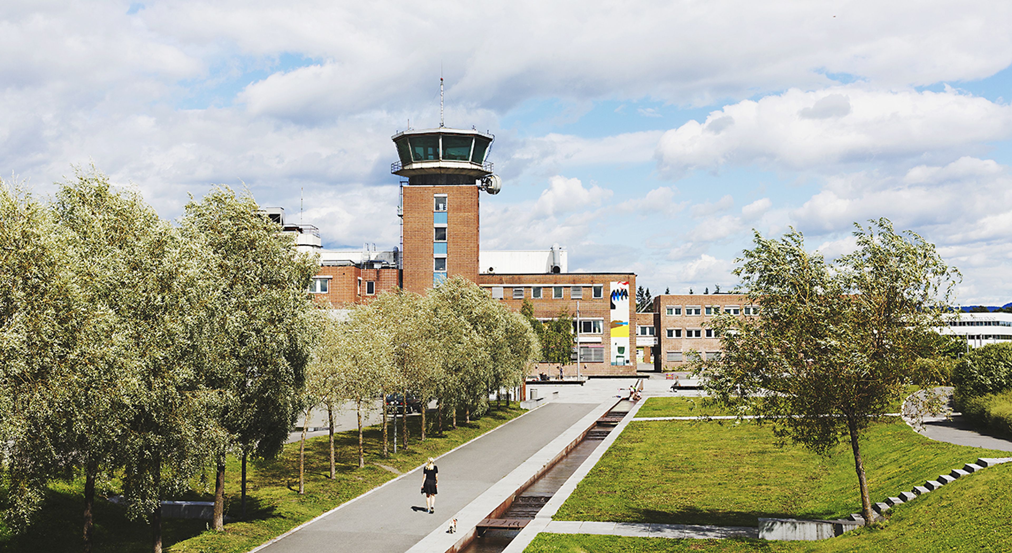 Bilde av det gamle flytårnet på Fornebu