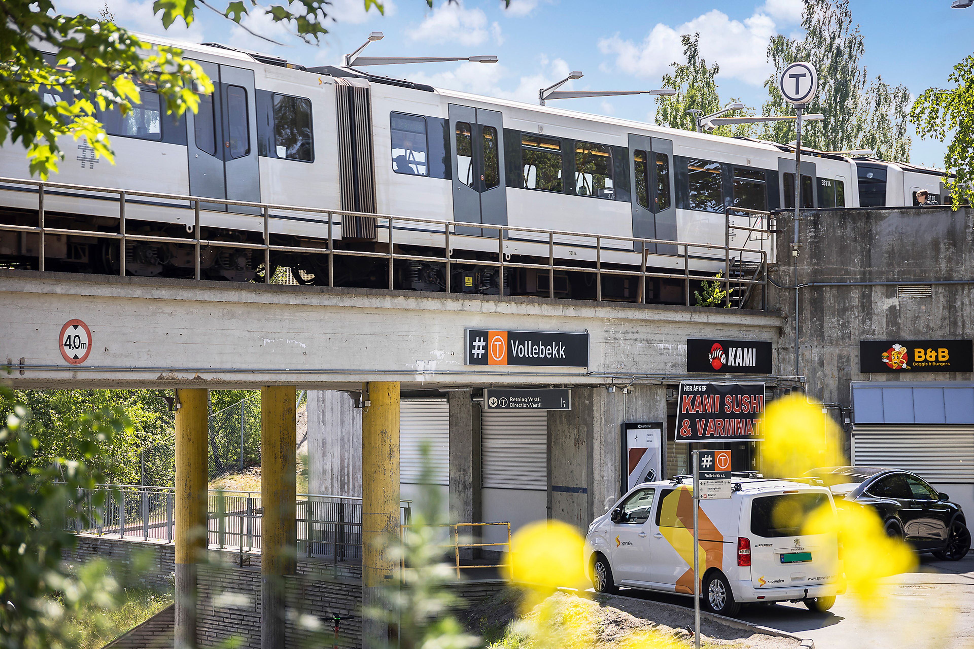 Bilde av T-baneovergangen på Vollebekk med T-banevogn