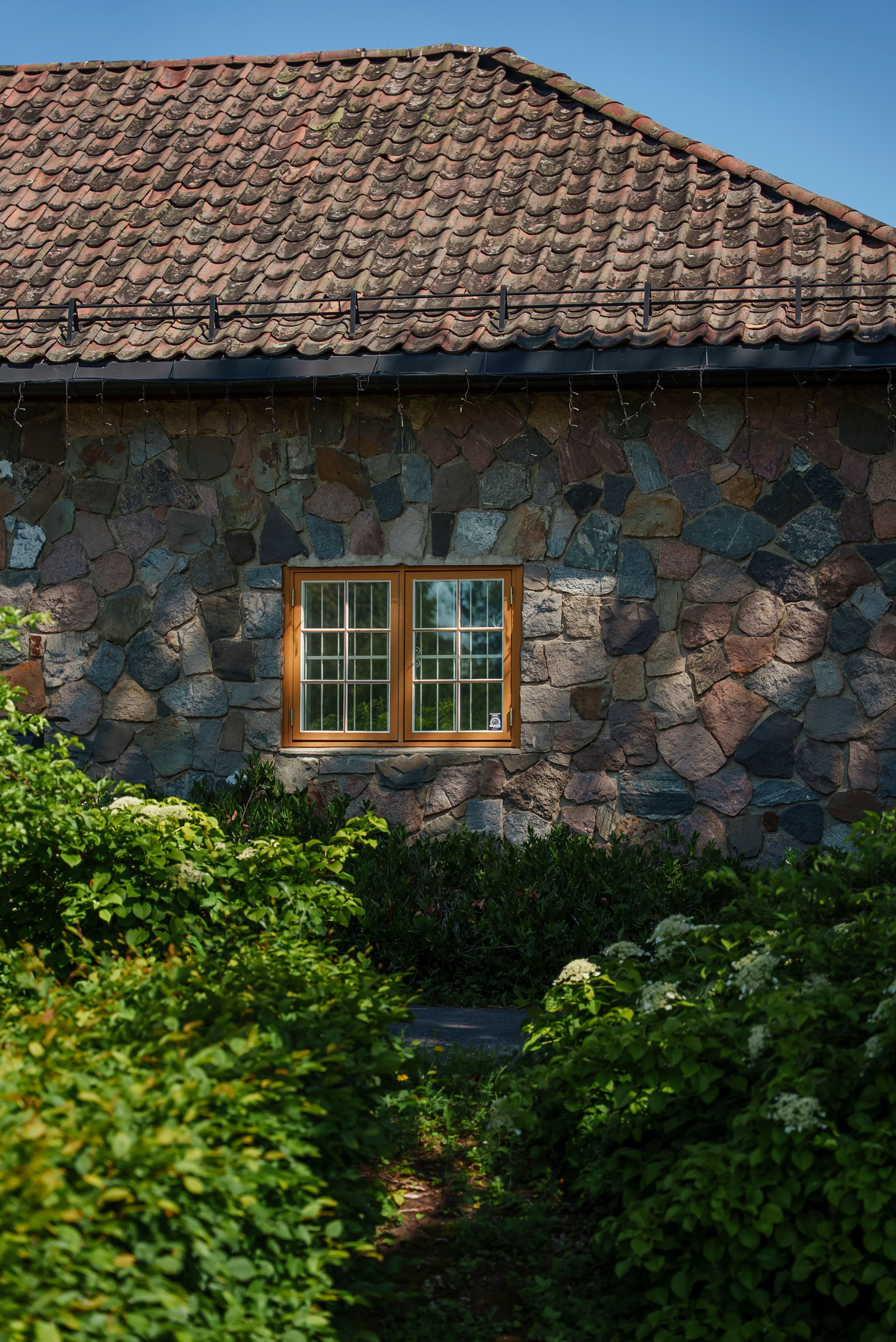 Detalj av mur og vindu på Oksenøya bruk.