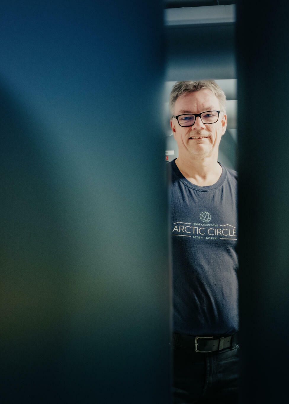 Portrett av styreleder Terje Holmen mellom varmtvannsberedere.