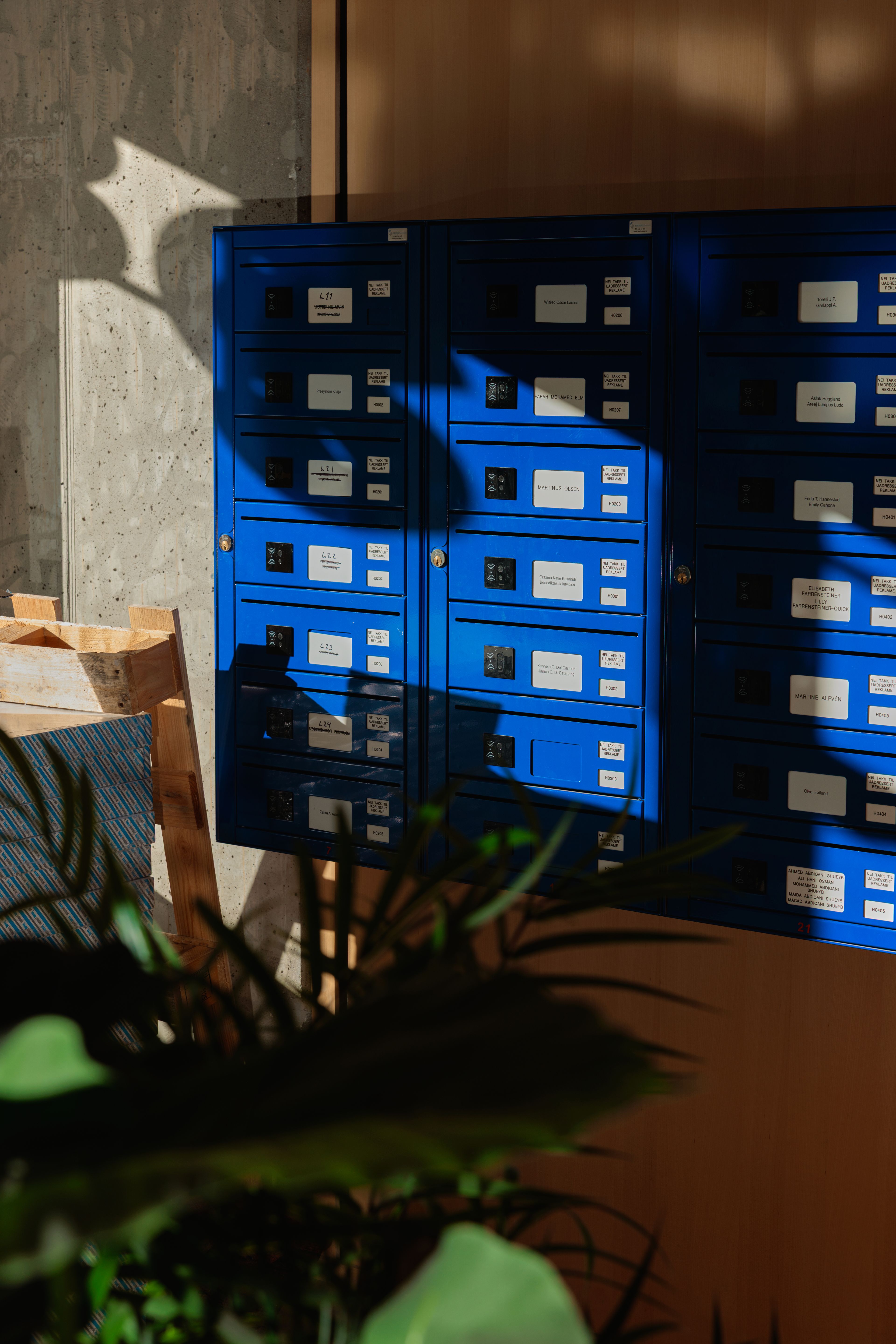 Gjenbrukte, koboltblå hyller.